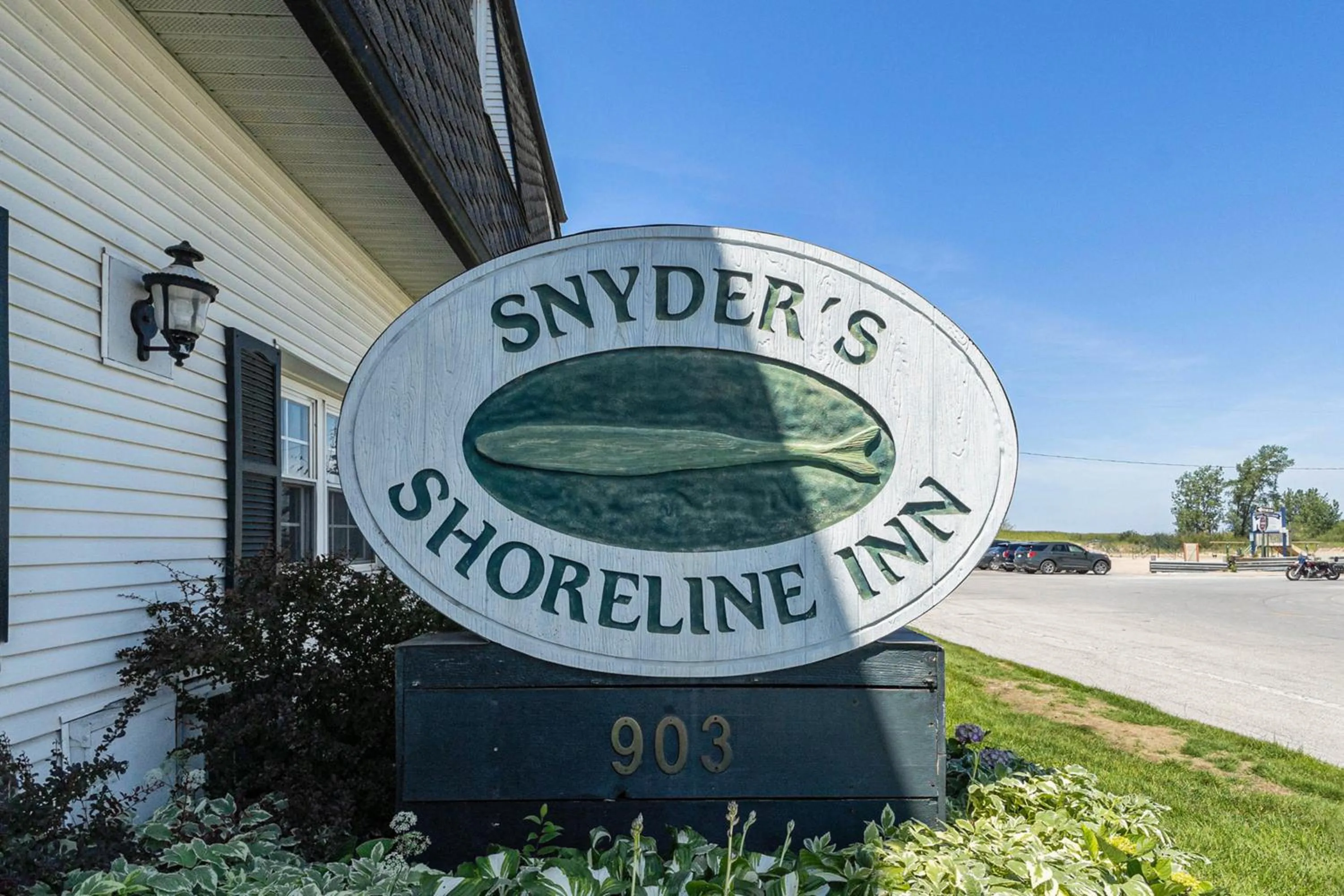 Property building in Snyders Shoreline Inn