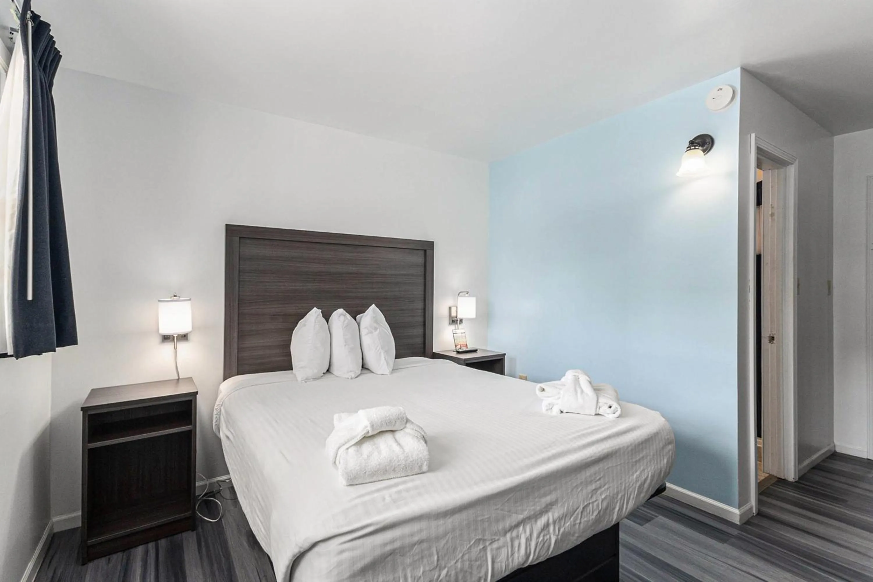 Bed in Snyders Shoreline Inn