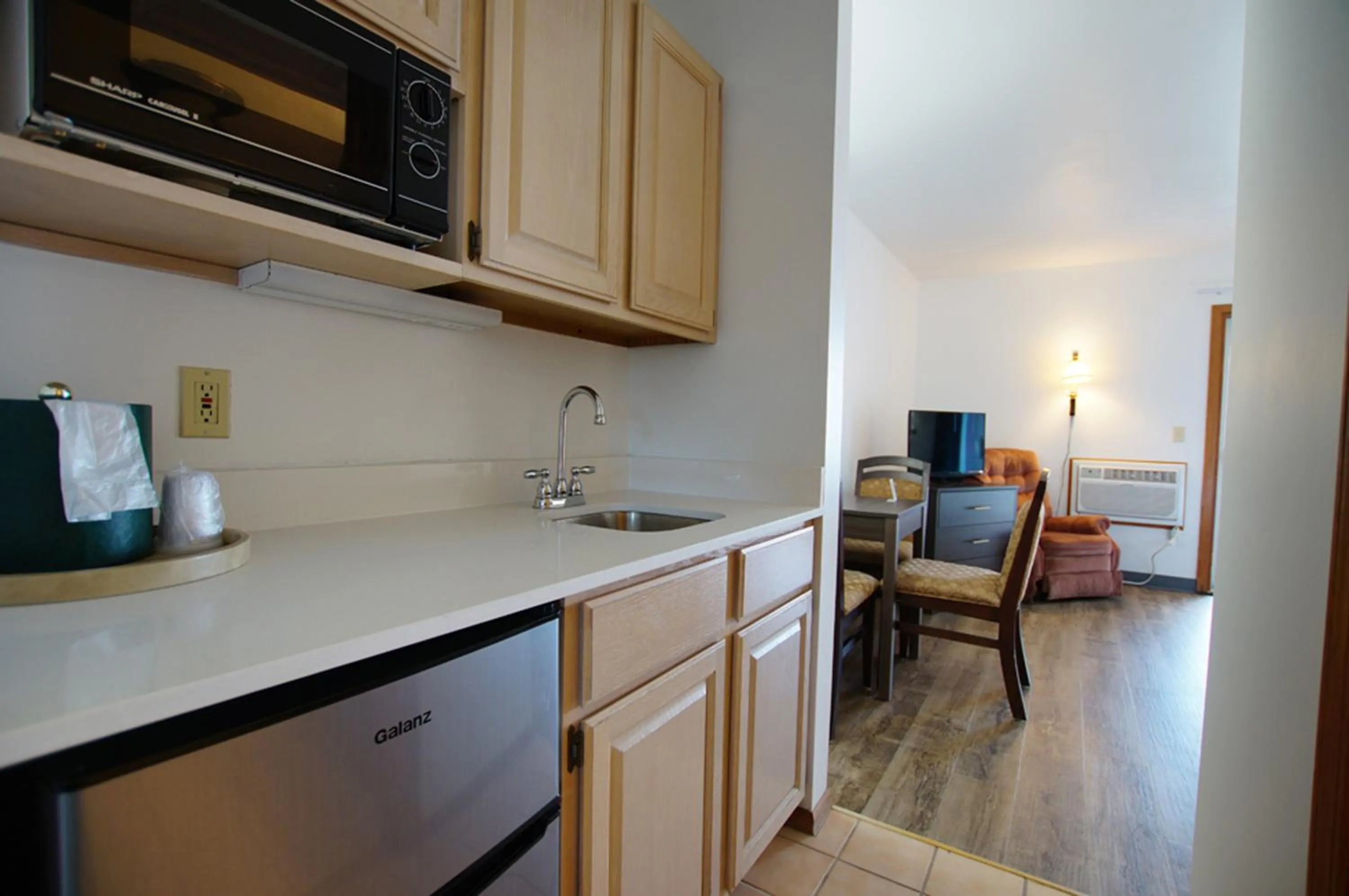 microwave in Snyders Shoreline Inn