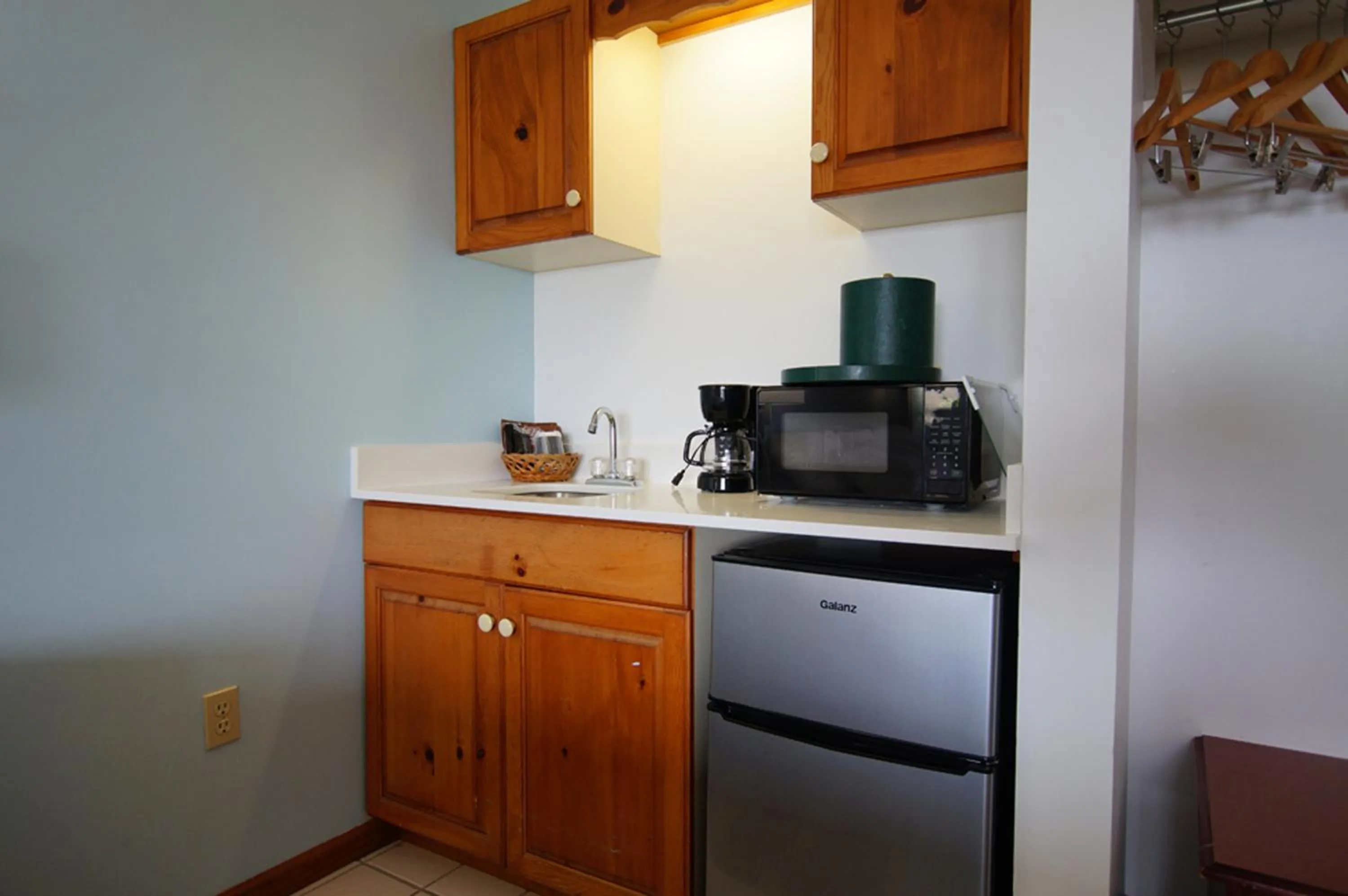 microwave in Snyders Shoreline Inn