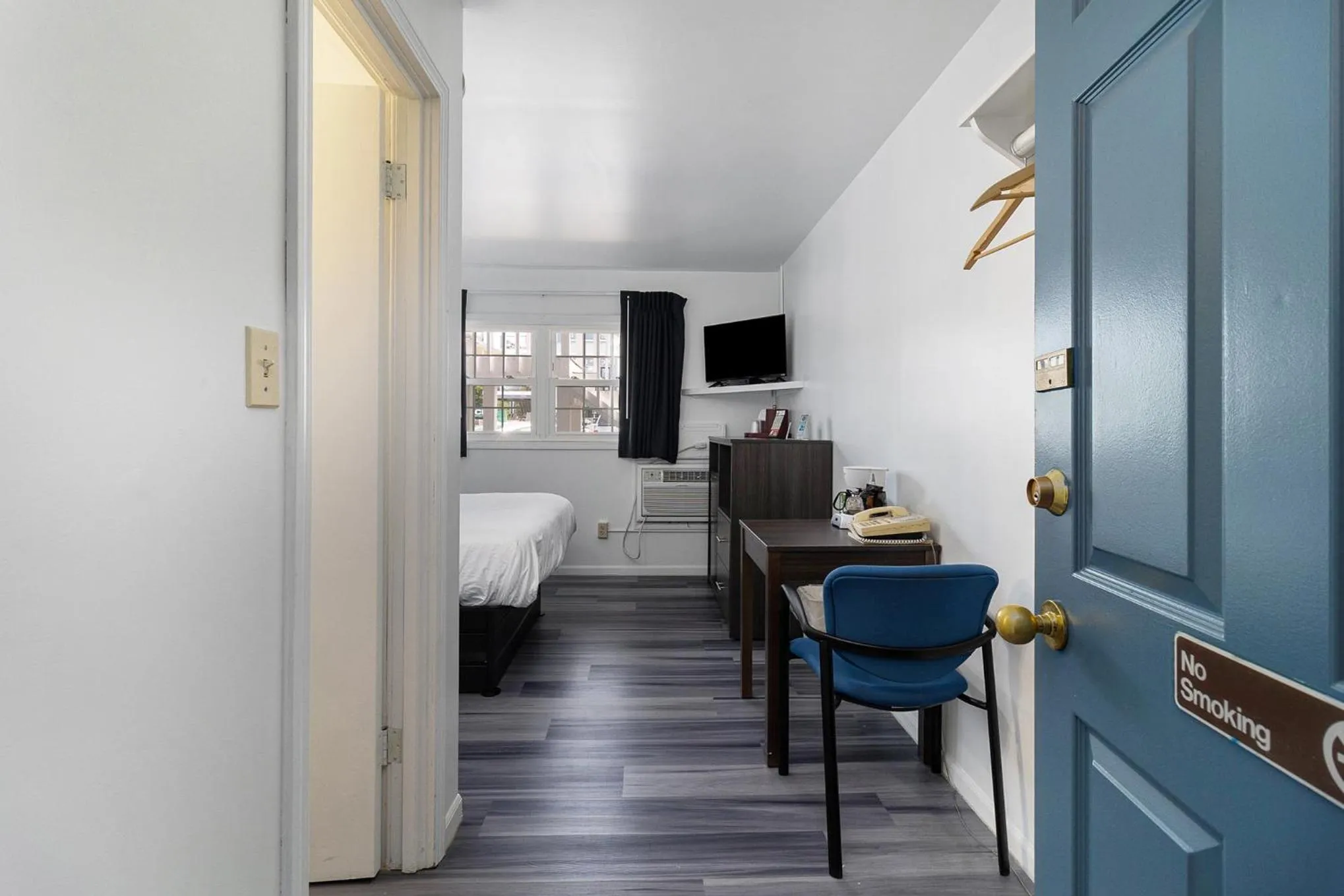 Bed in Snyders Shoreline Inn