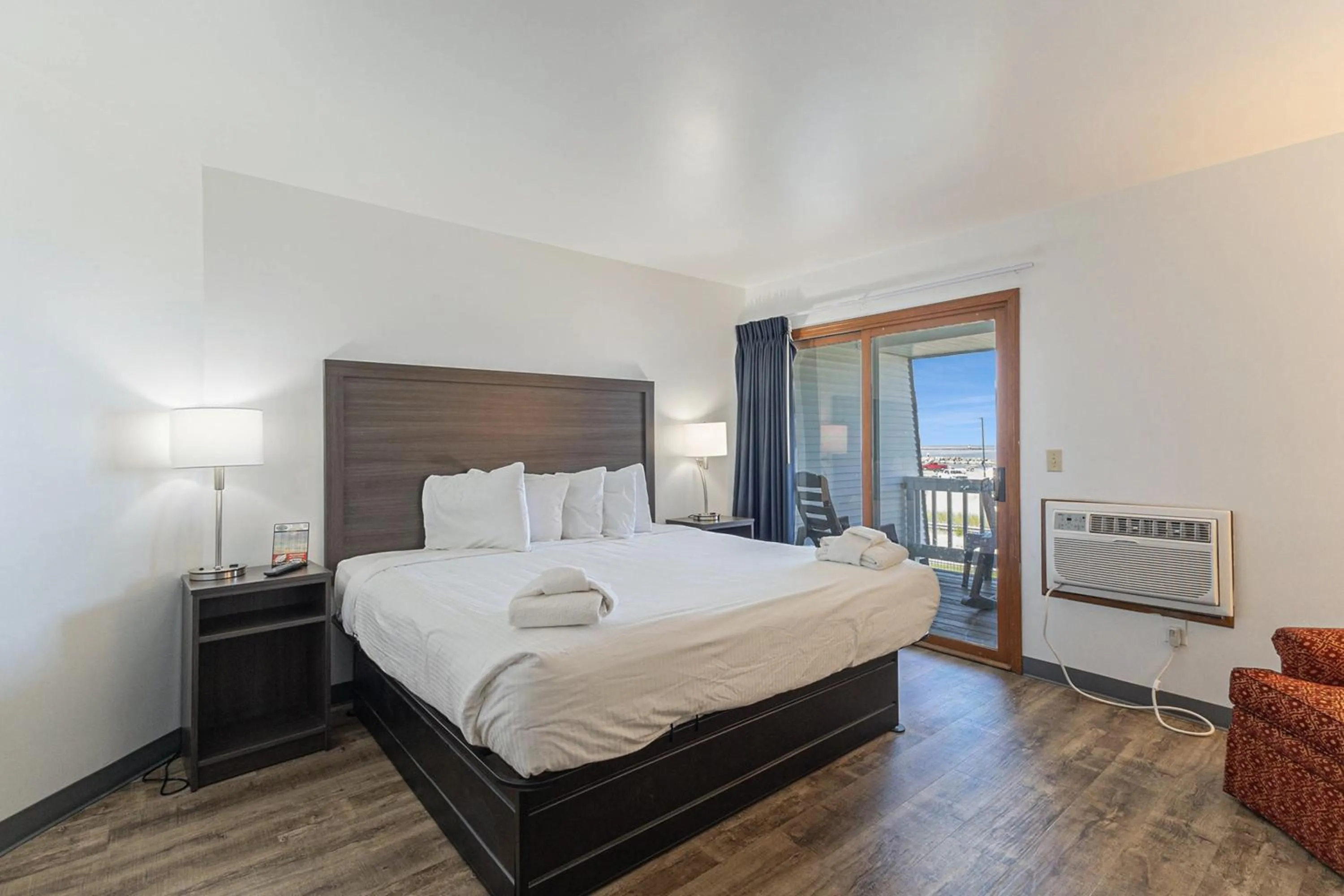 Bed in Snyders Shoreline Inn