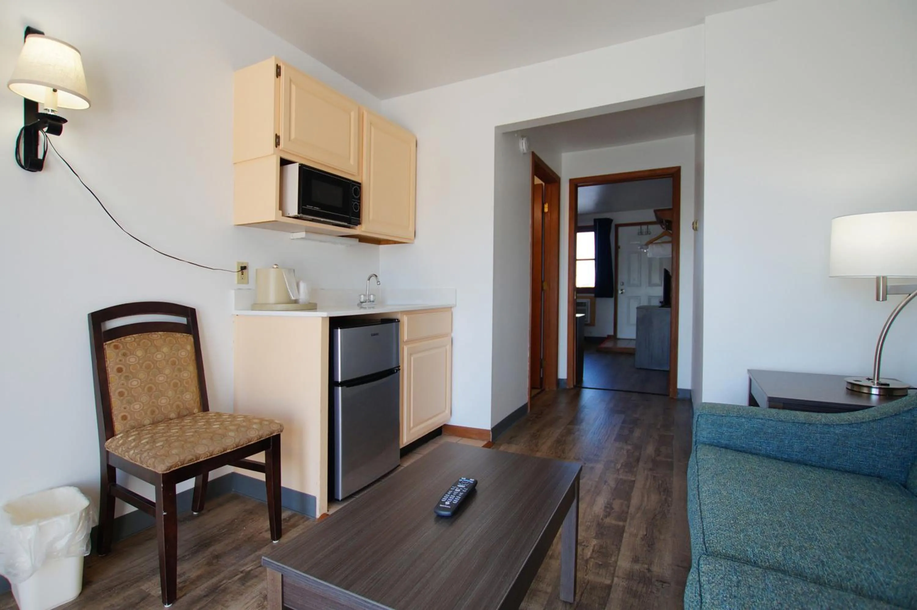 Seating area in Snyders Shoreline Inn