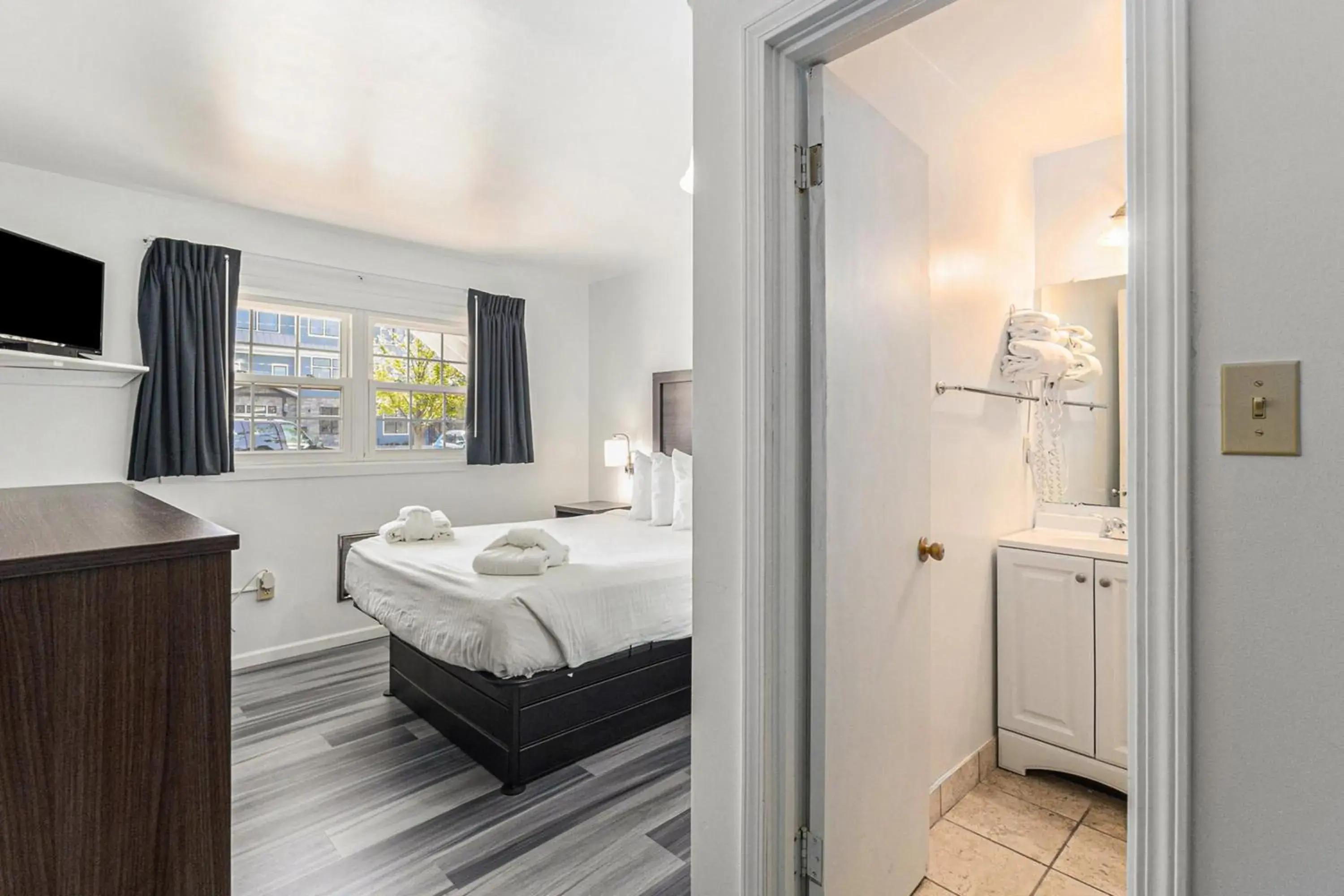 Small Double Room in Snyders Shoreline Inn Small Double Room in Snyders Shoreline Inn