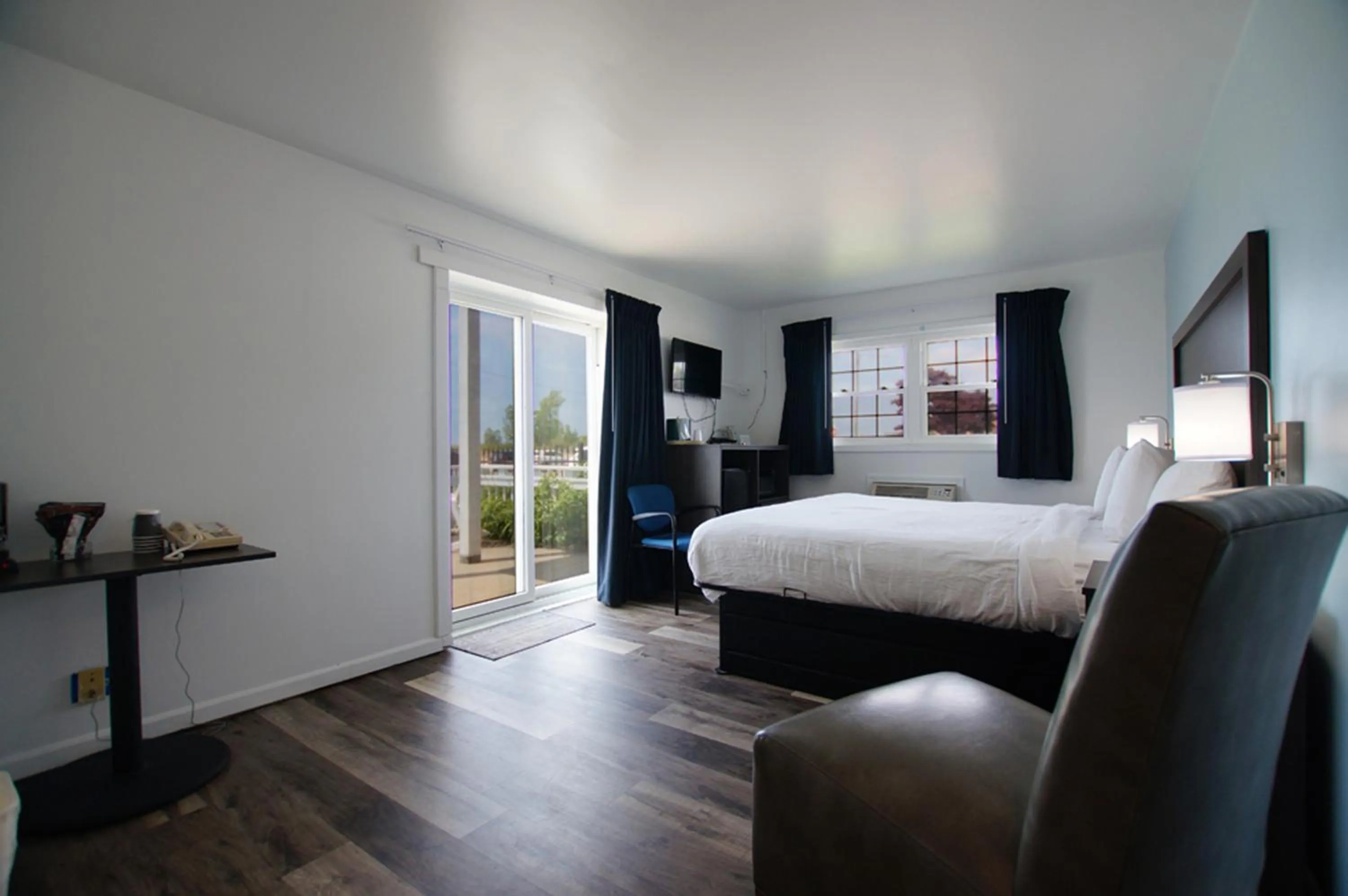 Bed in Snyders Shoreline Inn