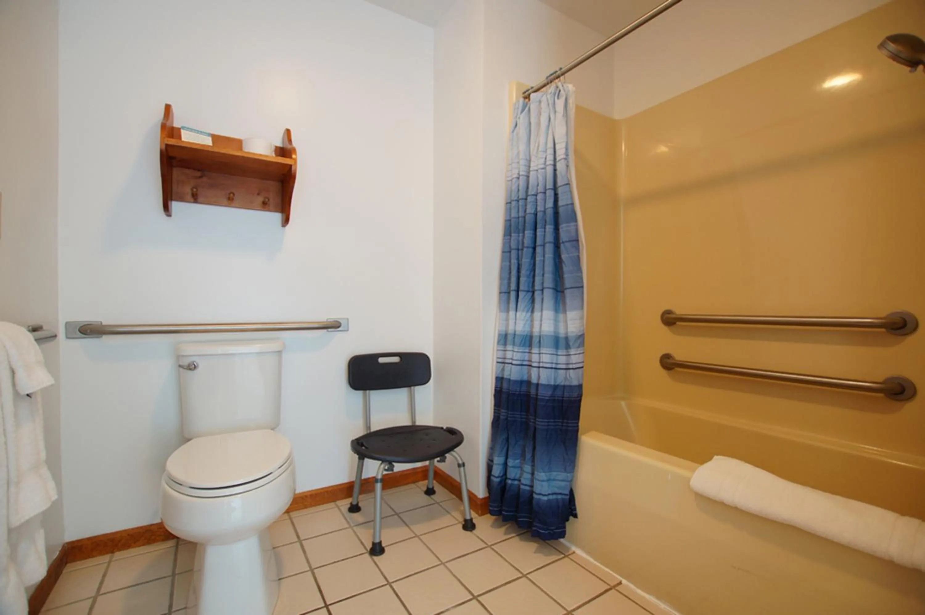 Bathroom in Snyders Shoreline Inn