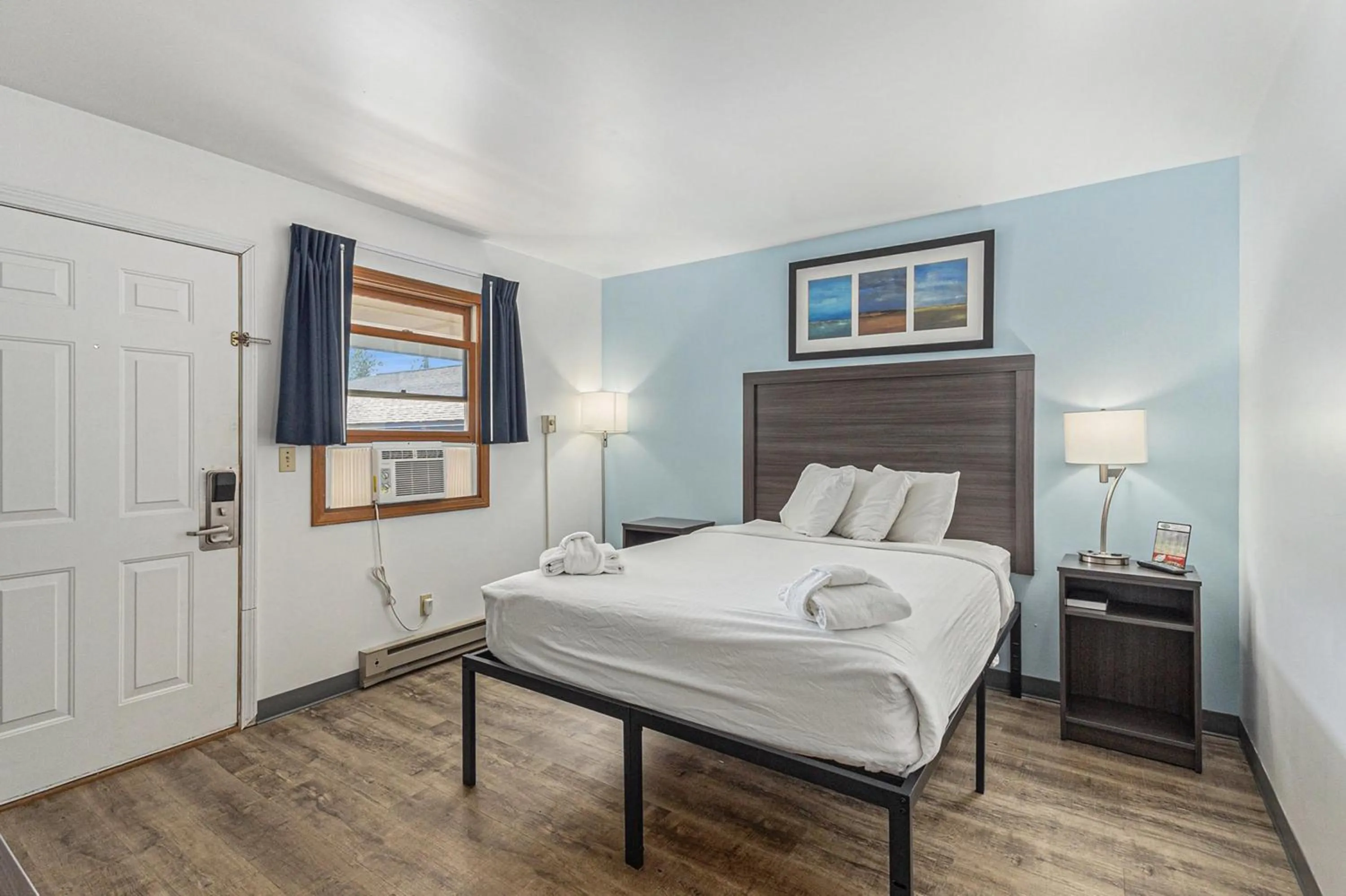 Bed in Snyders Shoreline Inn