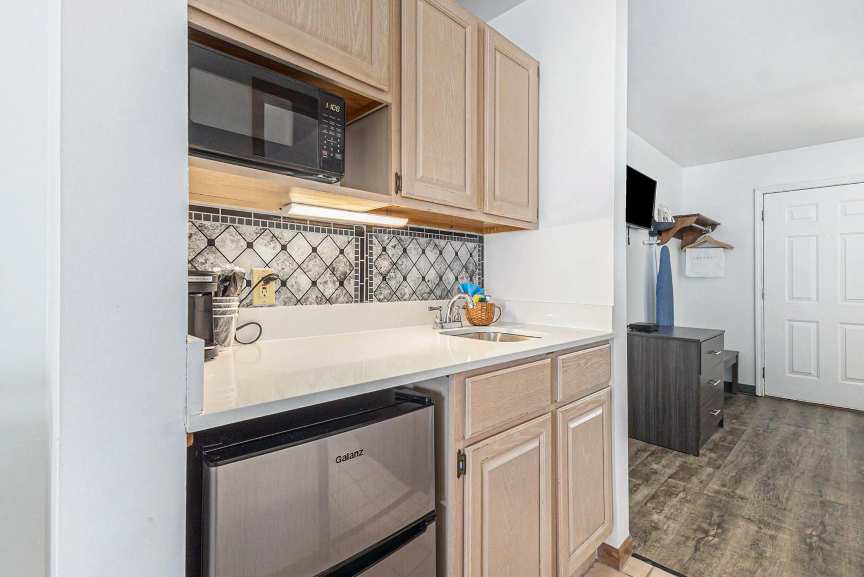 microwave in Snyders Shoreline Inn