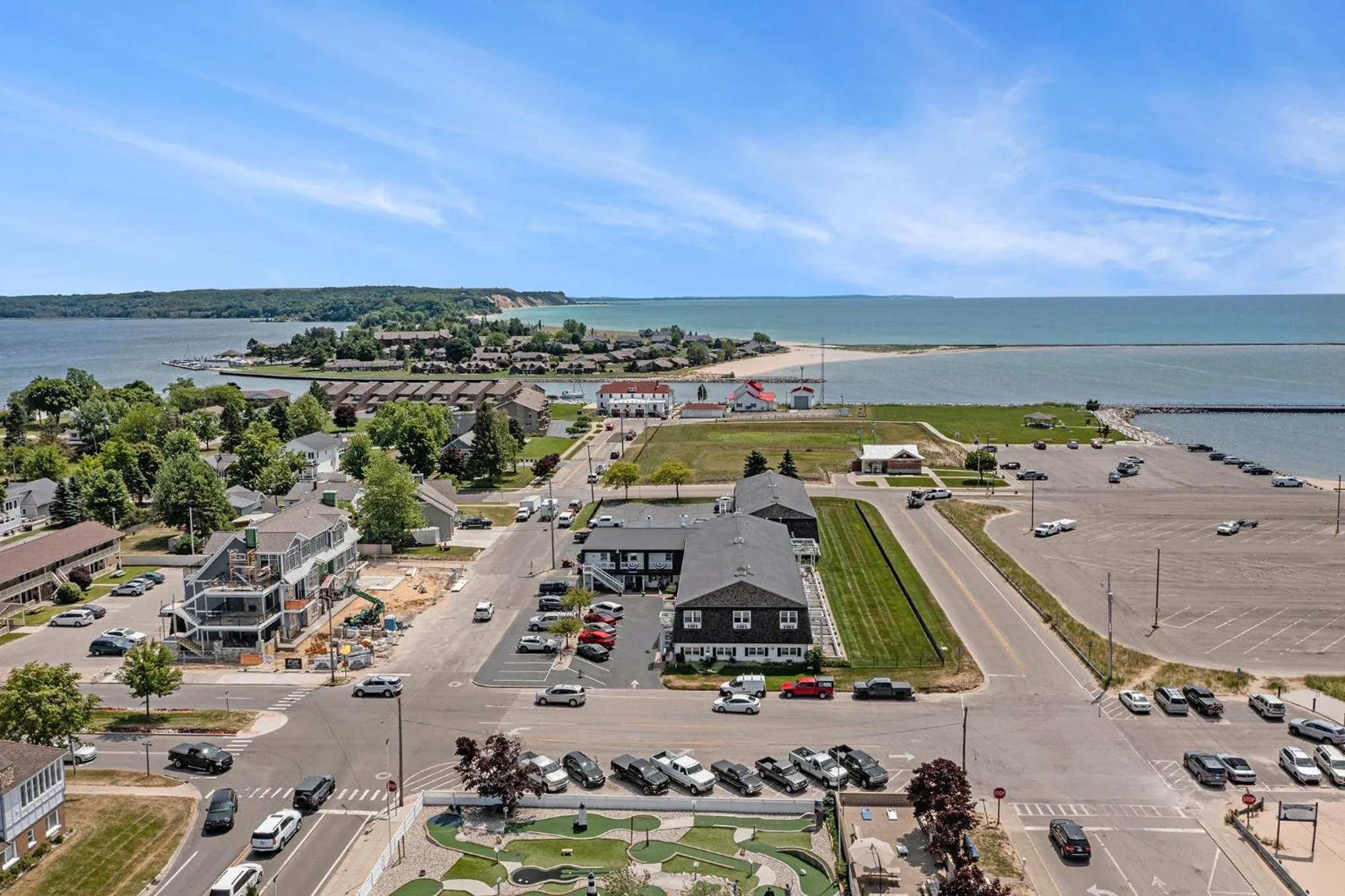 Property building in Snyders Shoreline Inn