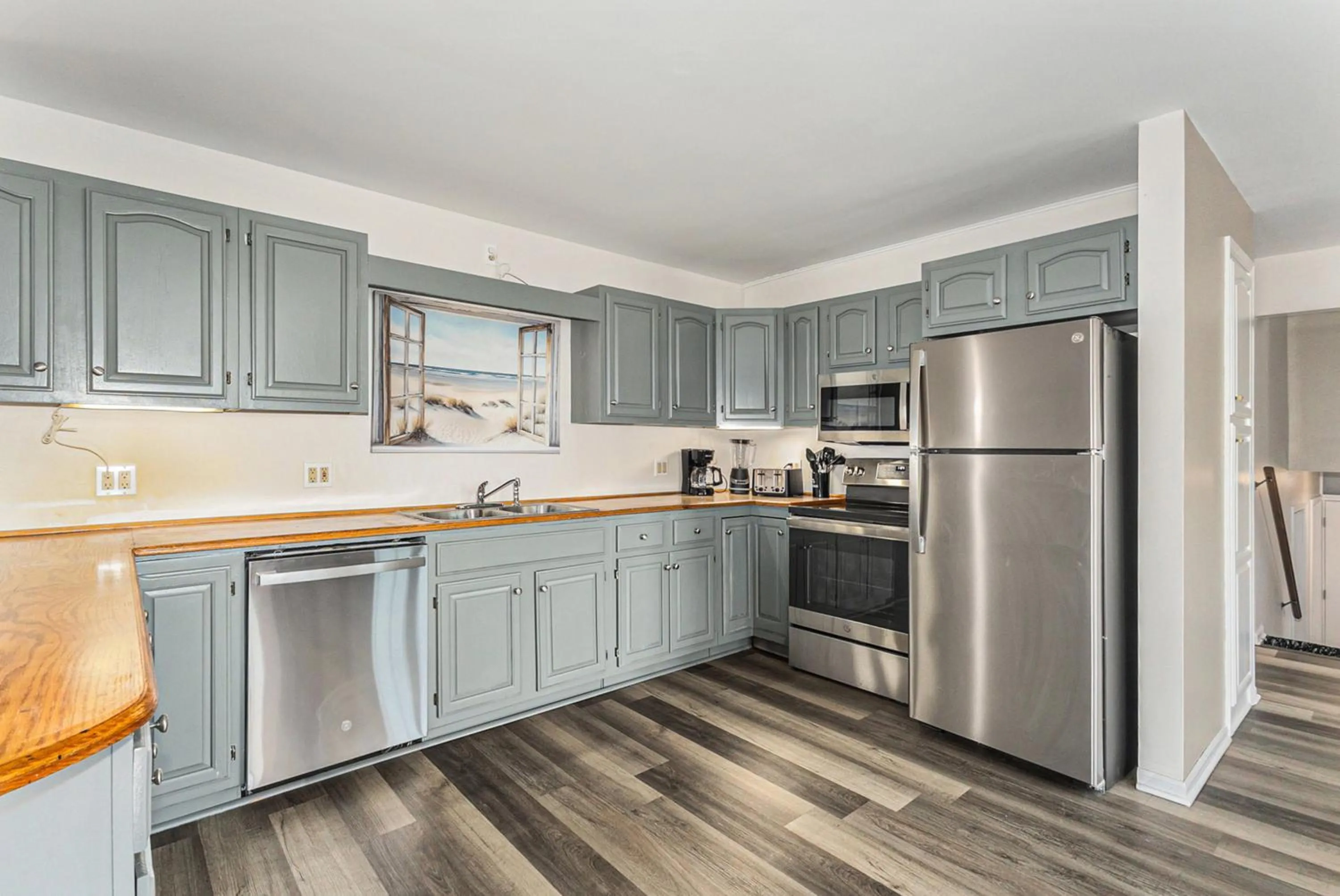 kitchen in Snyders Shoreline Inn