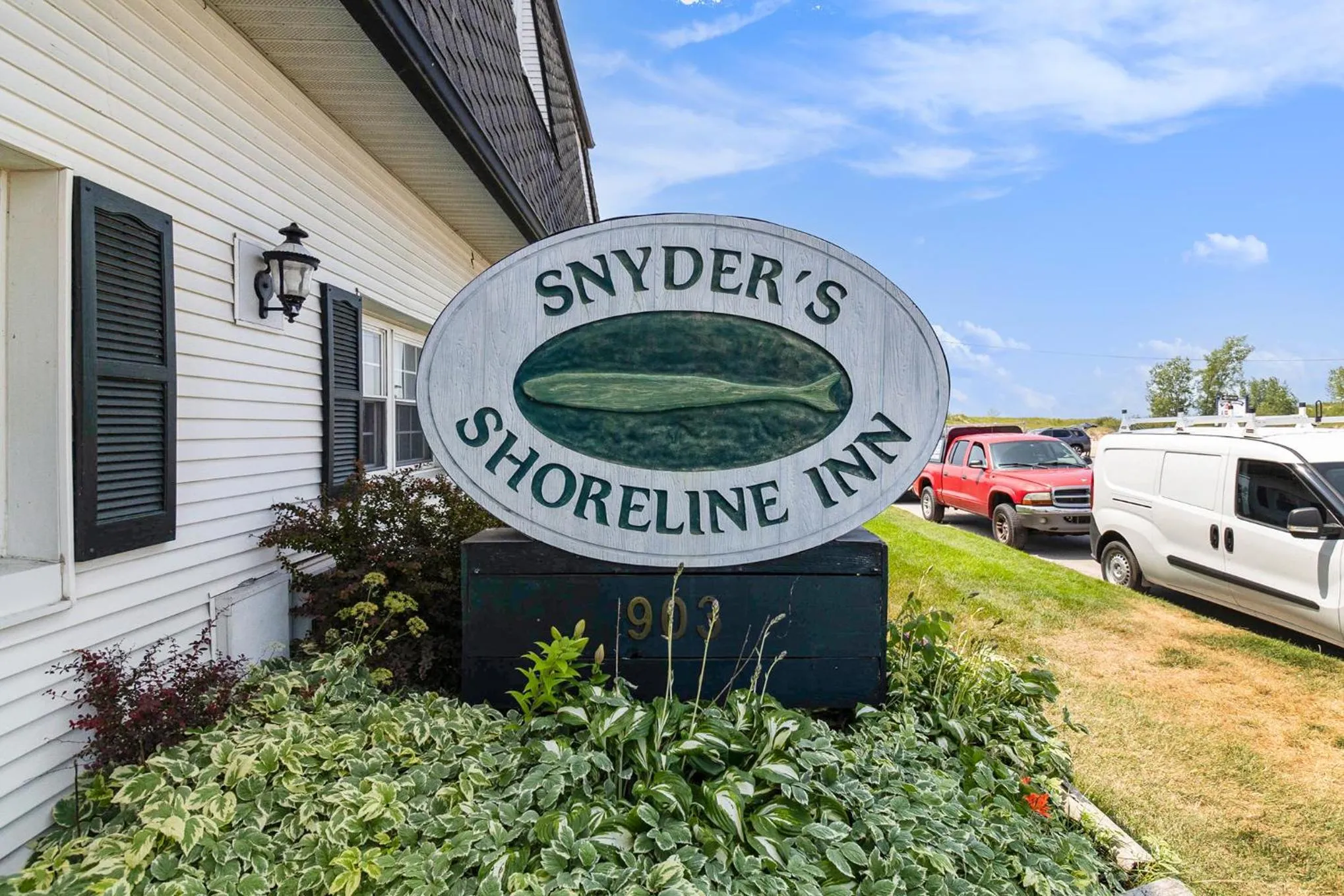 Property building in Snyders Shoreline Inn