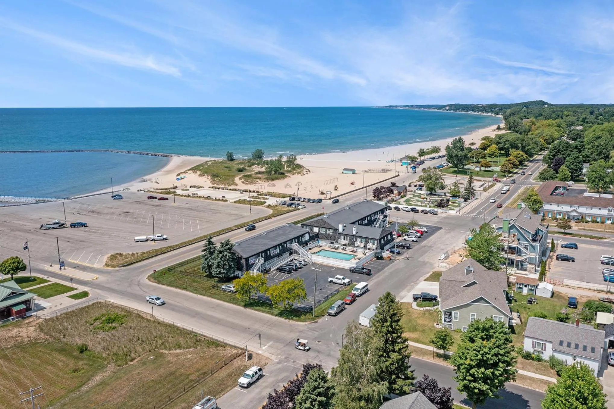 Property building in Snyders Shoreline Inn