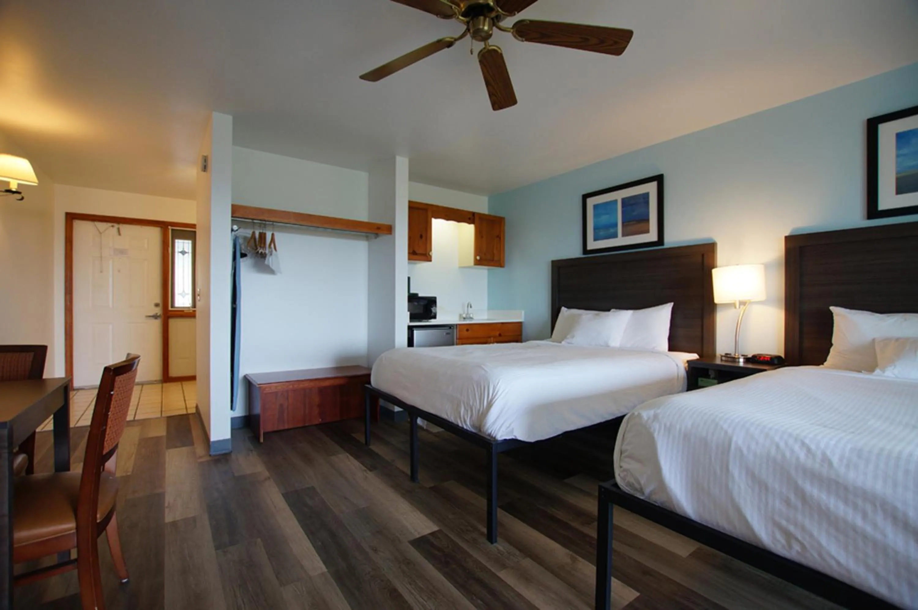 Bed in Snyders Shoreline Inn