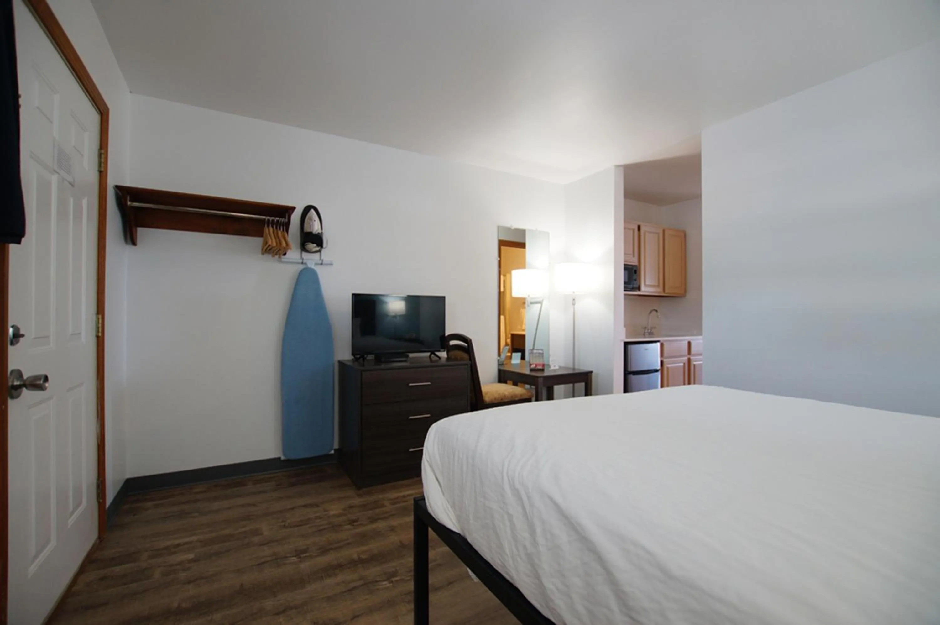 Snyders Shoreline Inn