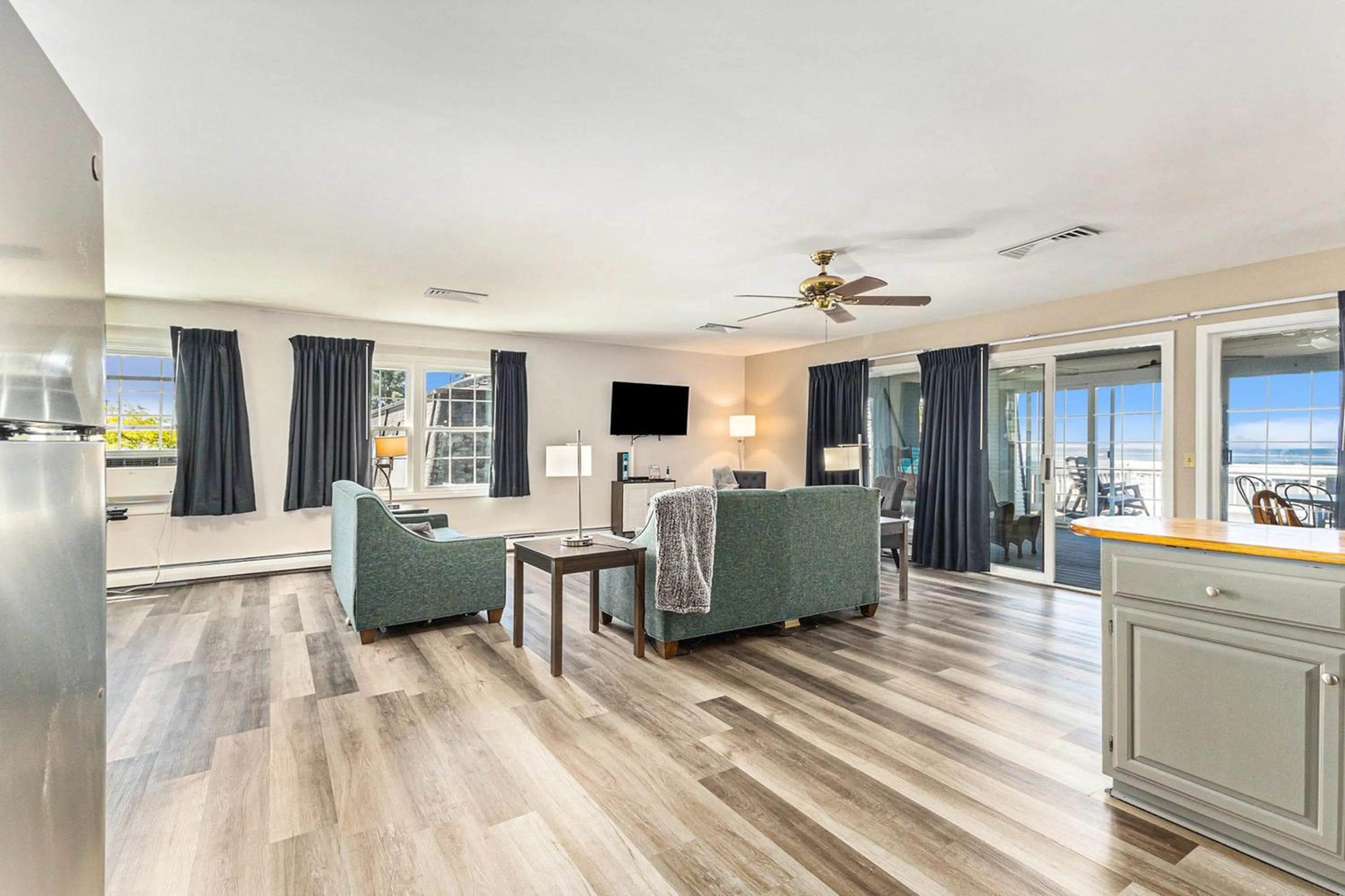 Snyders Shoreline Inn