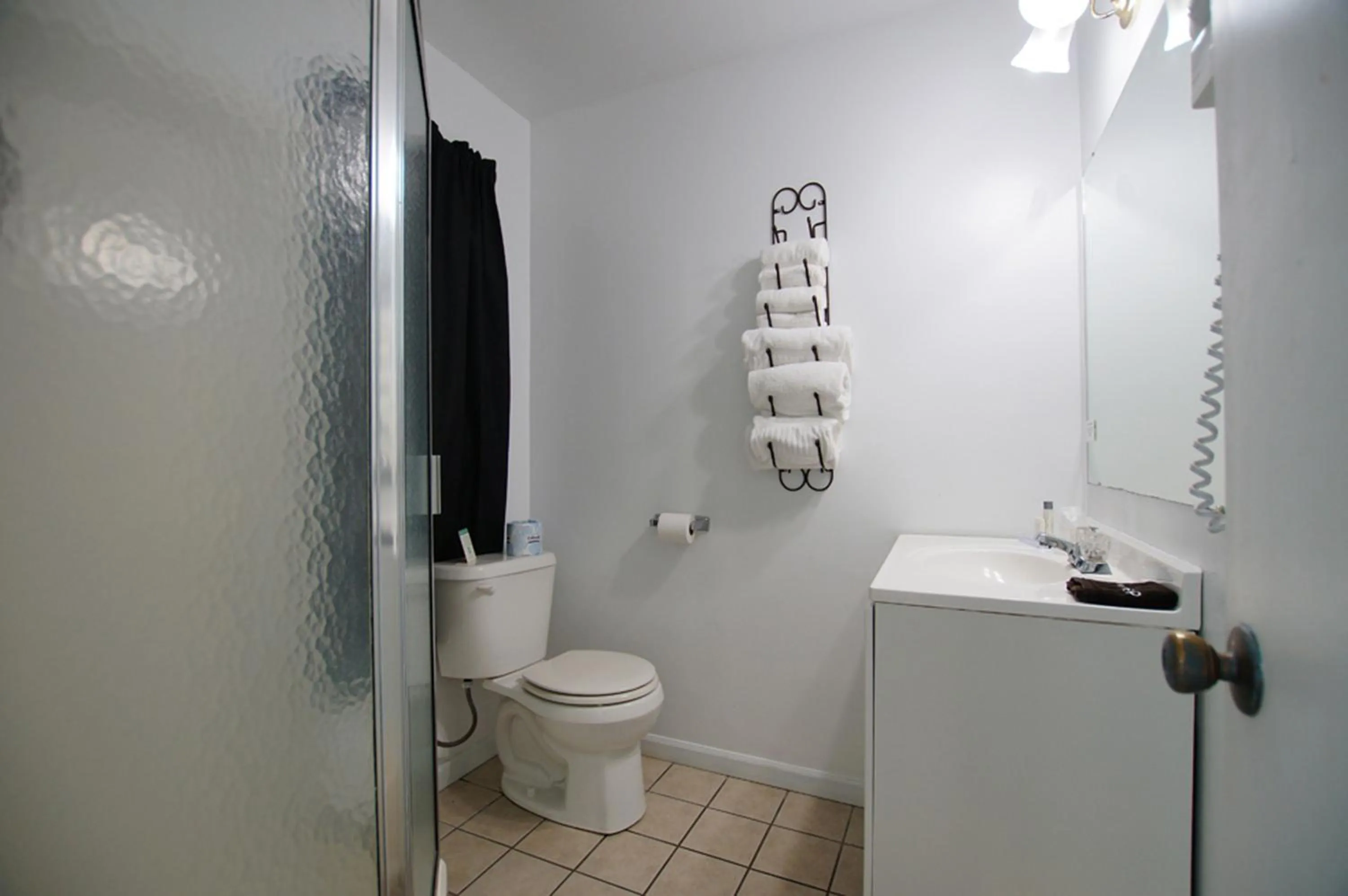 Bathroom in Snyders Shoreline Inn