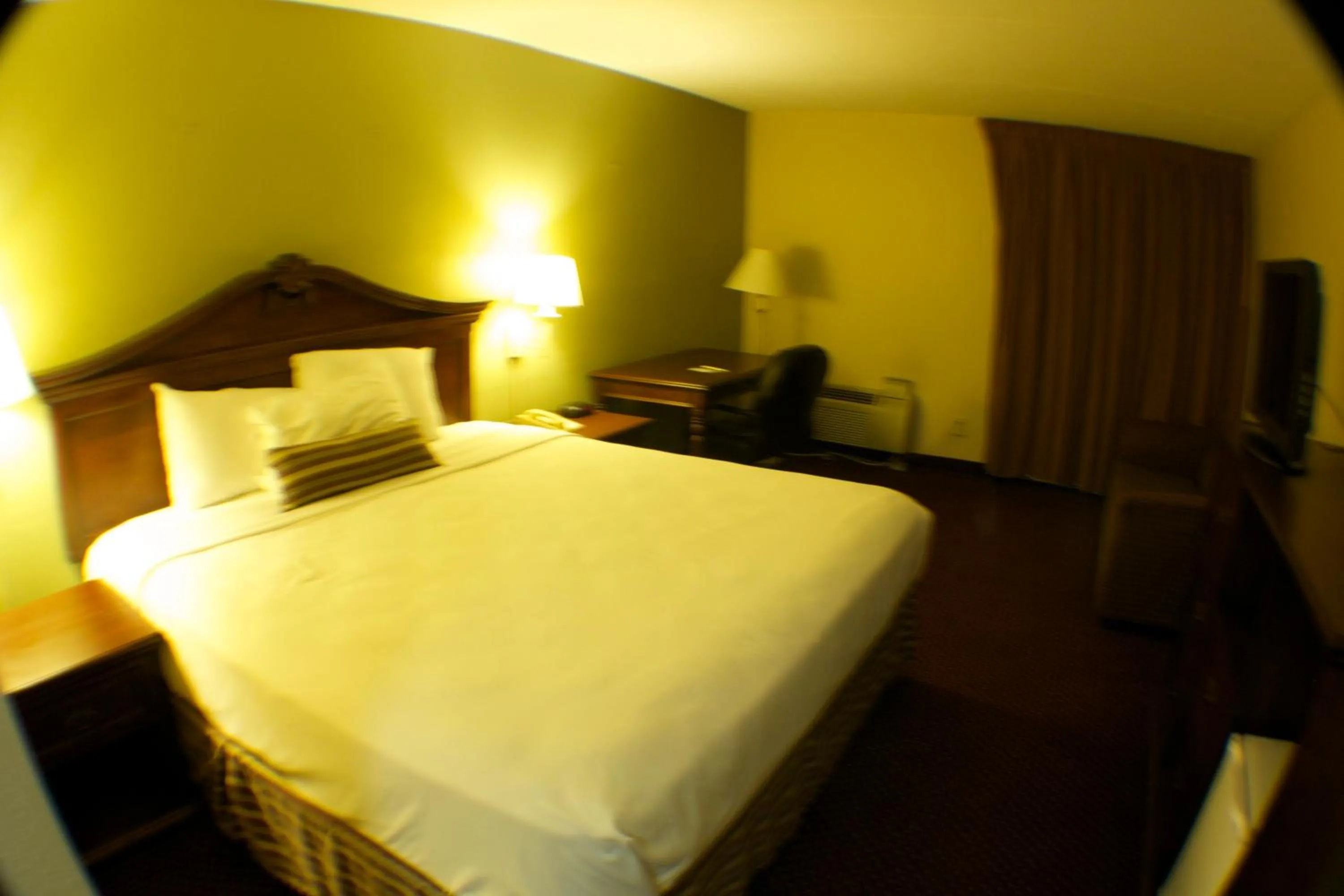 Photo of the whole room, Bed in The Garden Inn