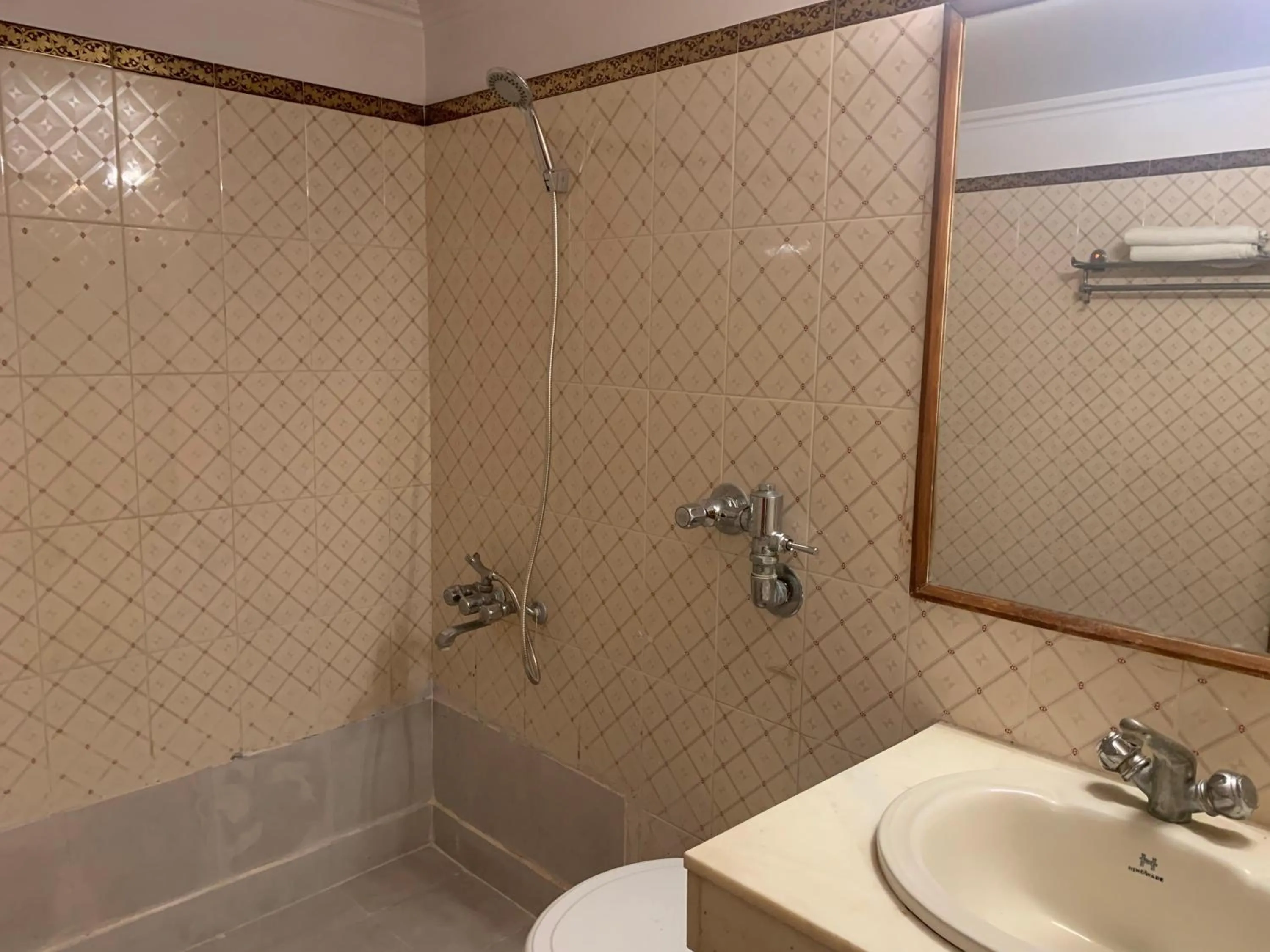 Shower in Hotel Lakeside