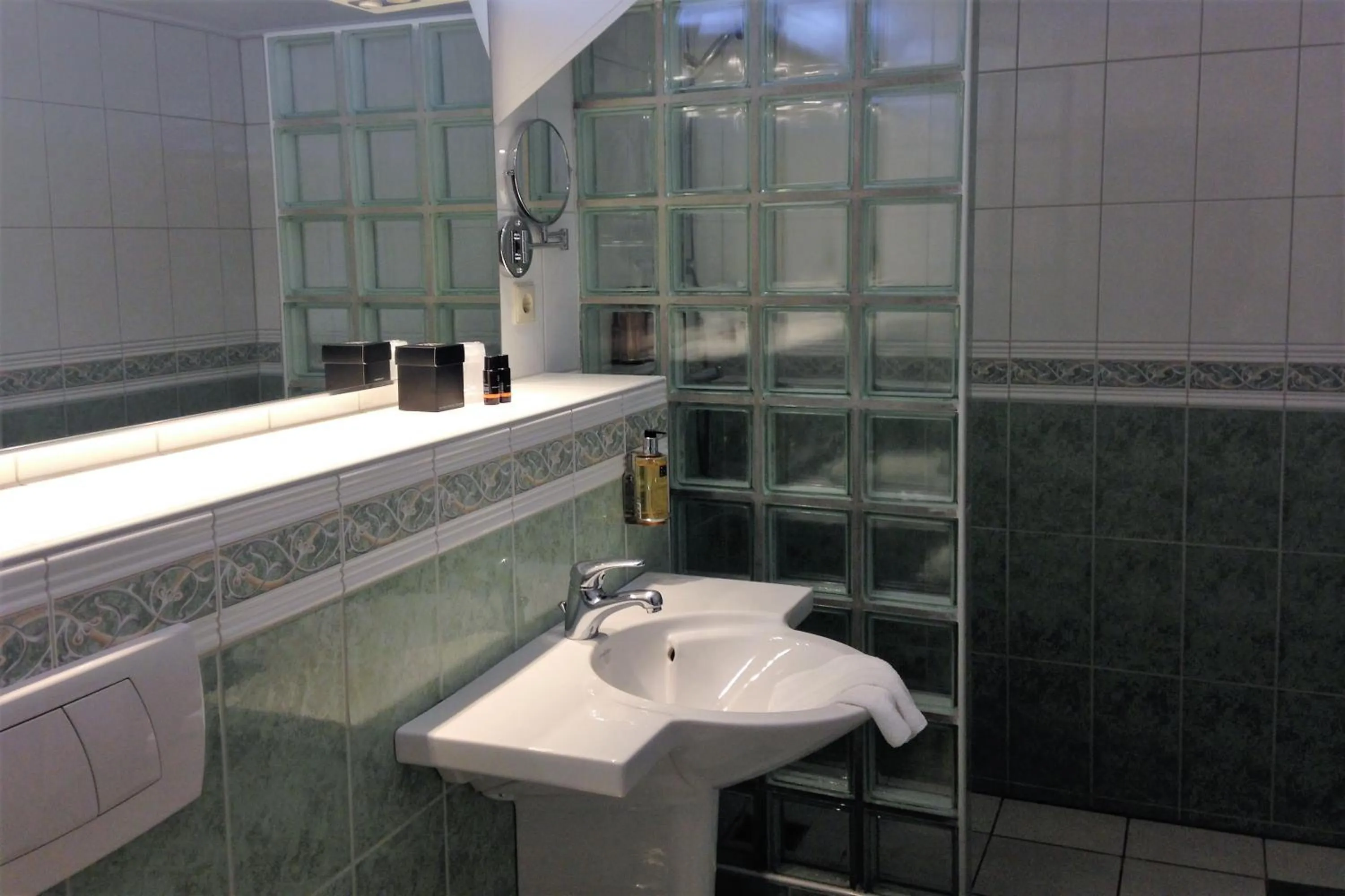 Bathroom in Restaurant & Hotel Hoog Holten