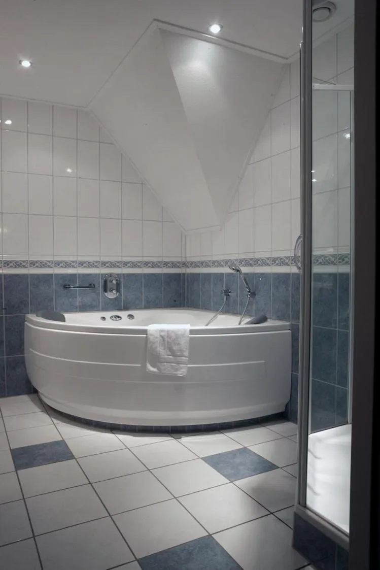 Bathroom in Restaurant & Hotel Hoog Holten