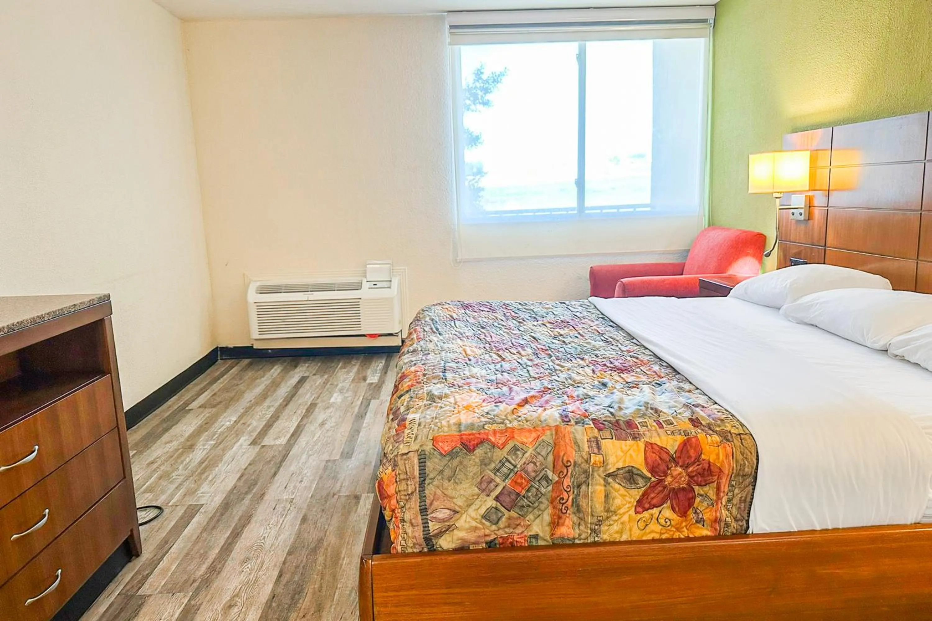 Bedroom, Bed in Jackson Hotel And Convention Center