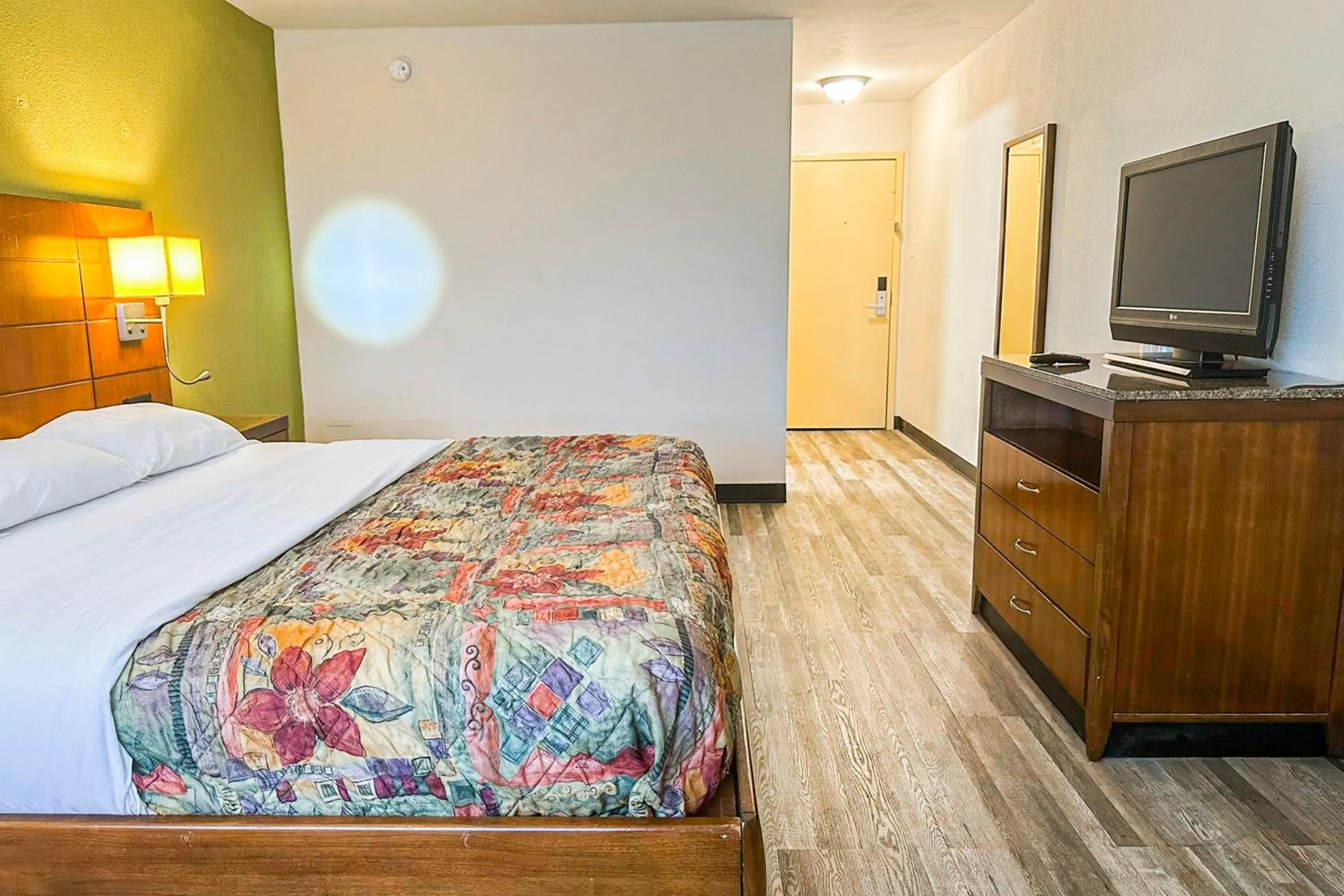 Bedroom, Bed in Jackson Hotel And Convention Center