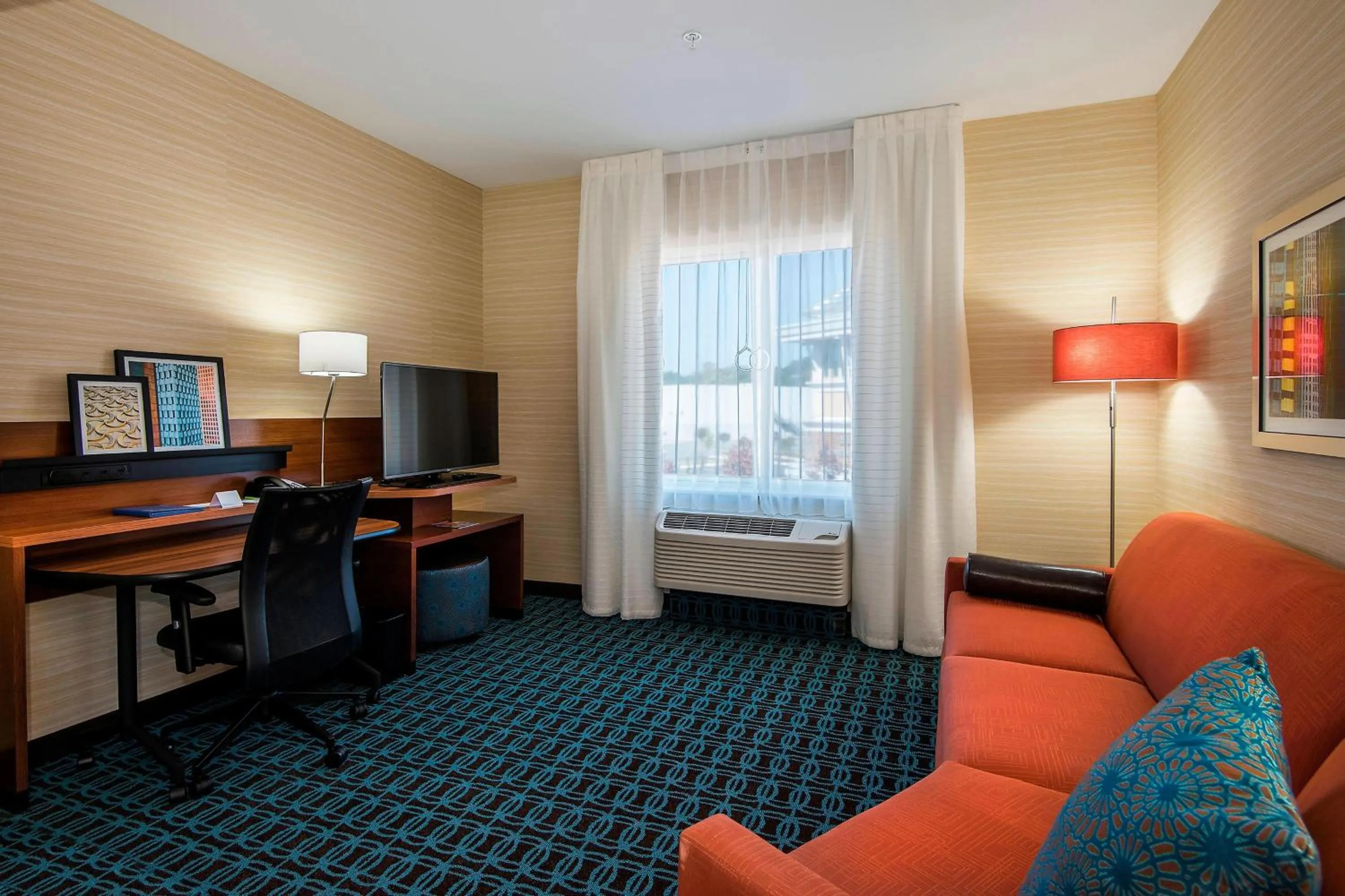 Living room, Bed in Fairfield Inn & Suites by Marriott Little Rock Benton