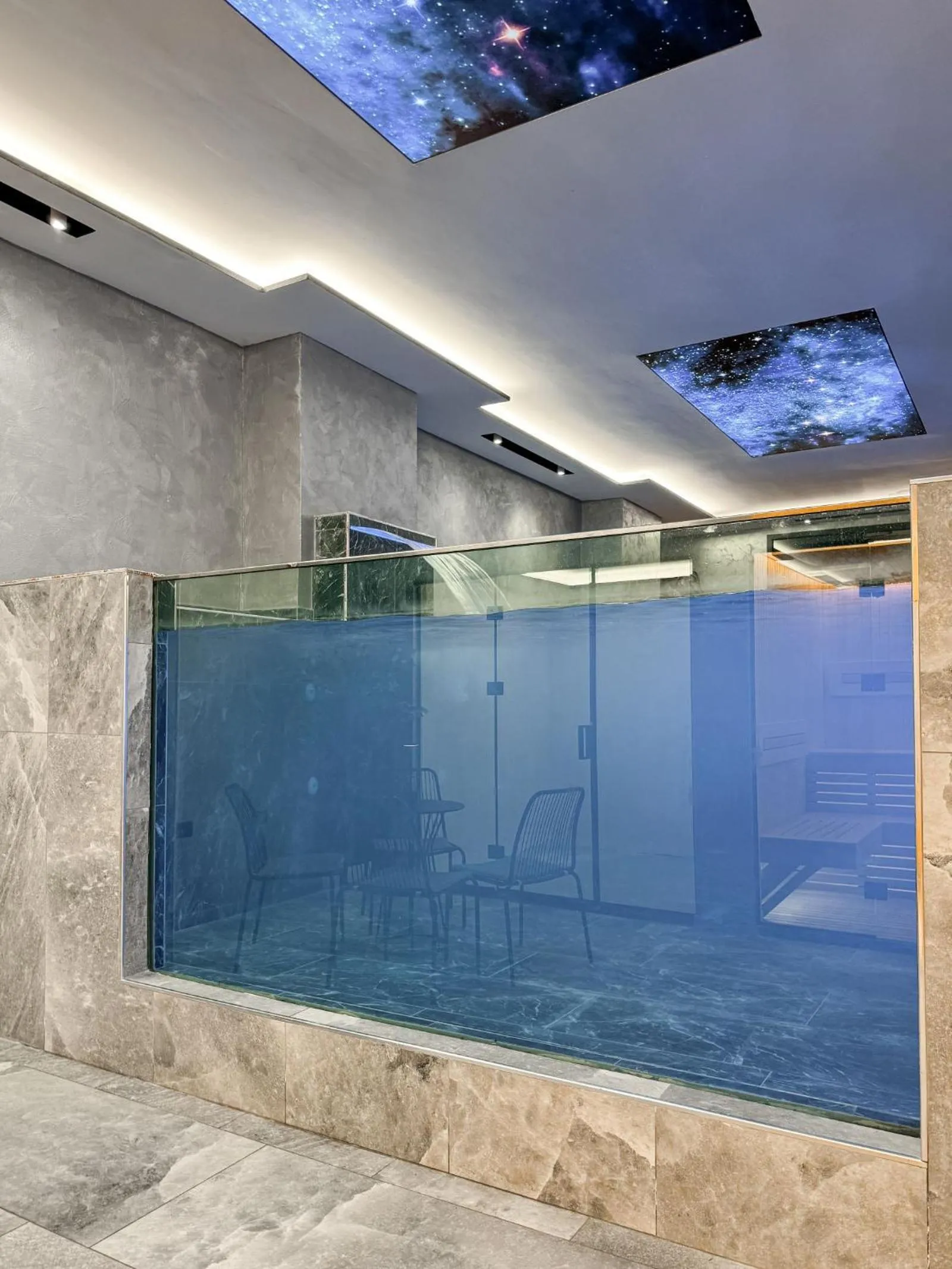 Swimming pool in Toer Hotel & SPA