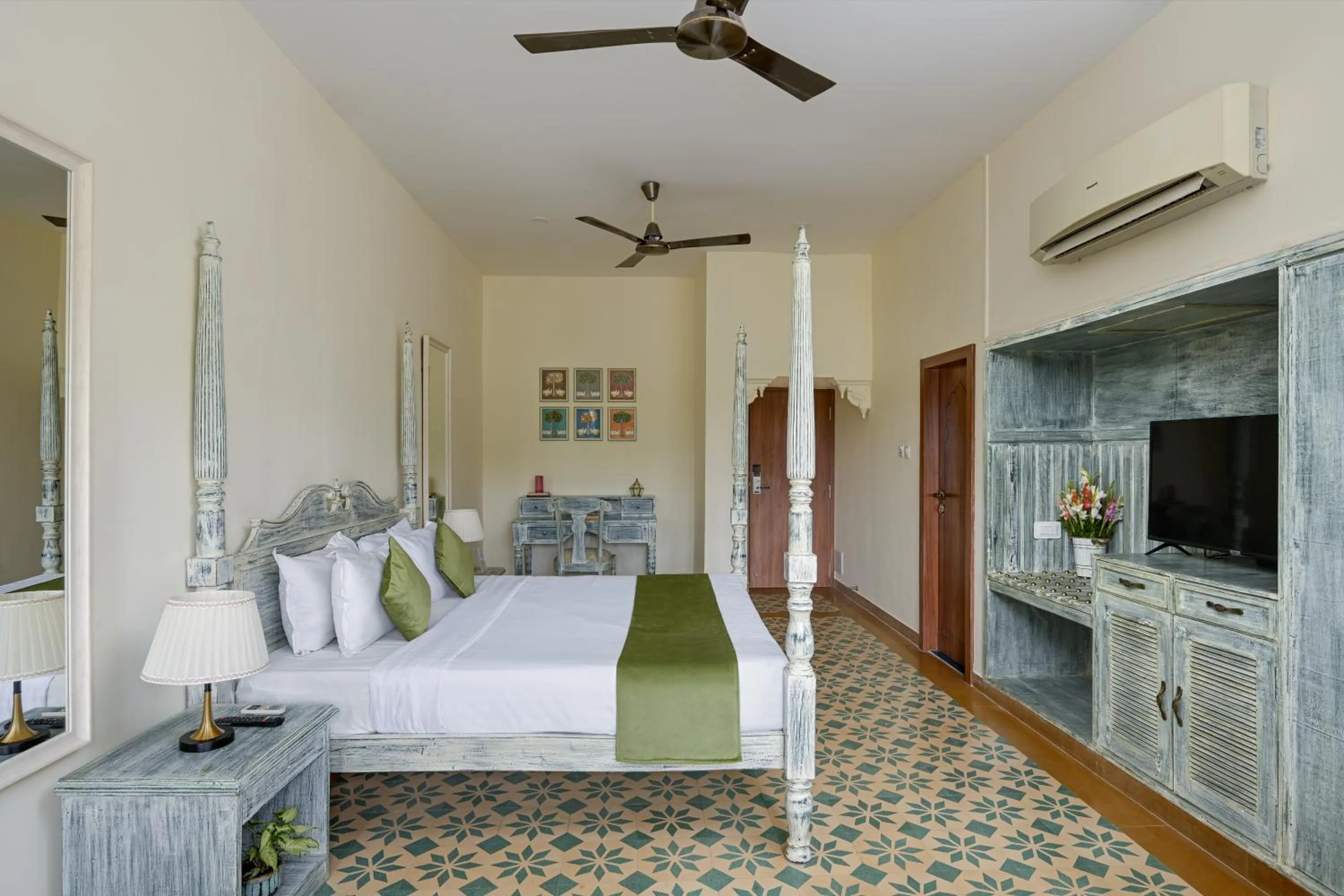 Bed in Swaroop Vilas - Lake Facing Boutique Hotel