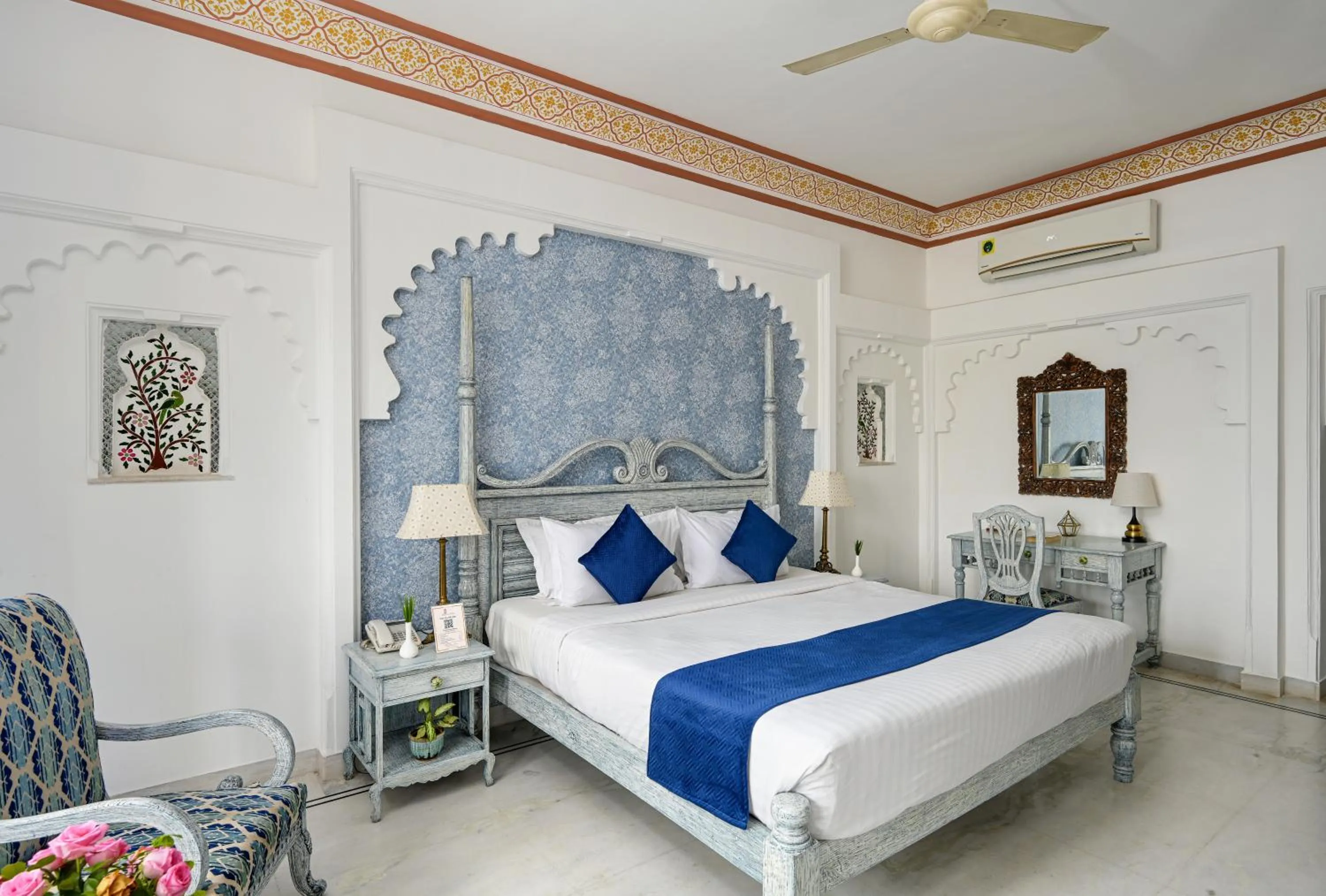 Photo of the whole room, Bed in Swaroop Vilas - Lake Facing Boutique Hotel