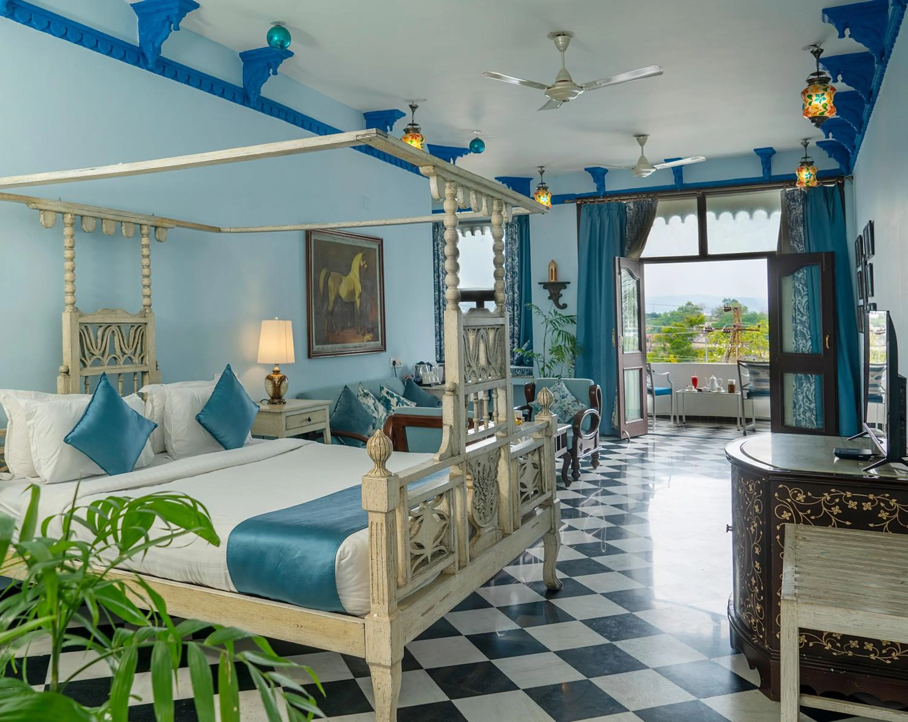 Swaroop Vilas - Lake Facing Boutique Hotel