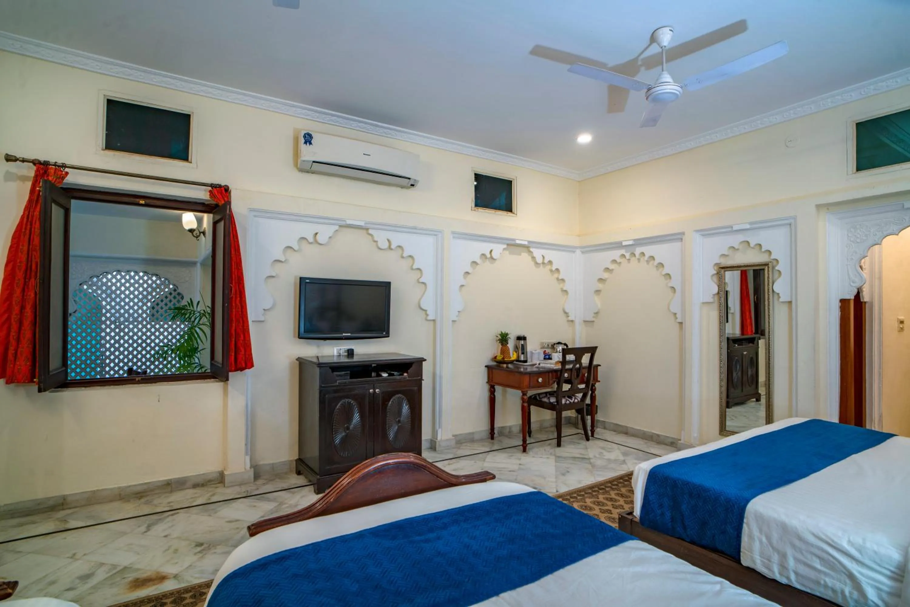 TV and multimedia, Bed in Swaroop Vilas - Lake Facing Boutique Hotel