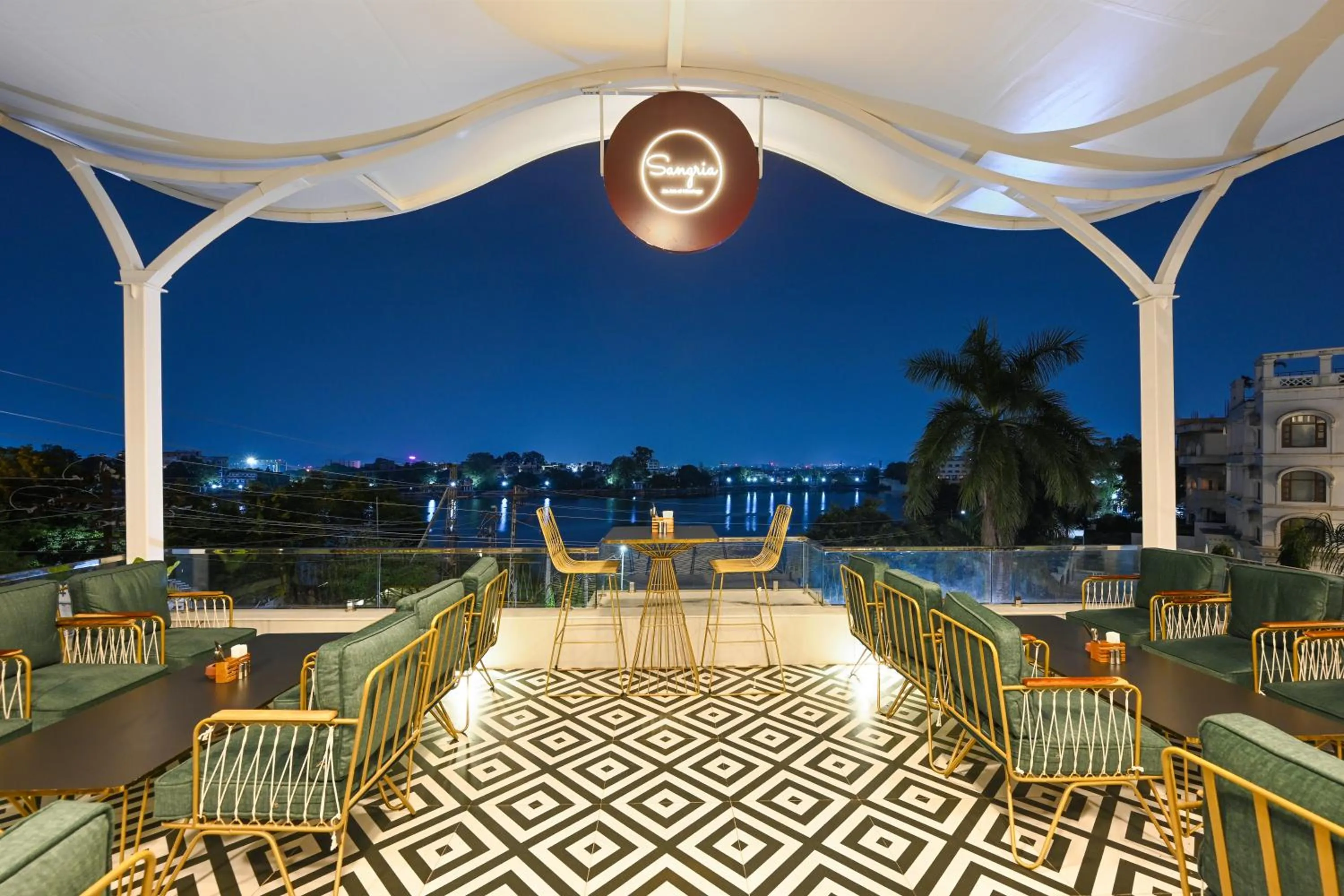 Lounge or bar in Swaroop Vilas - Lake Facing Boutique Hotel