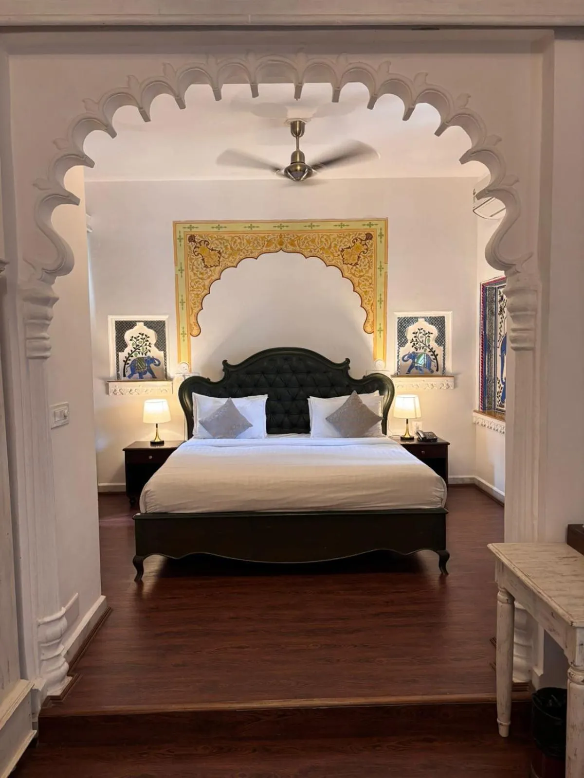 Bed in Swaroop Vilas - Lake Facing Boutique Hotel