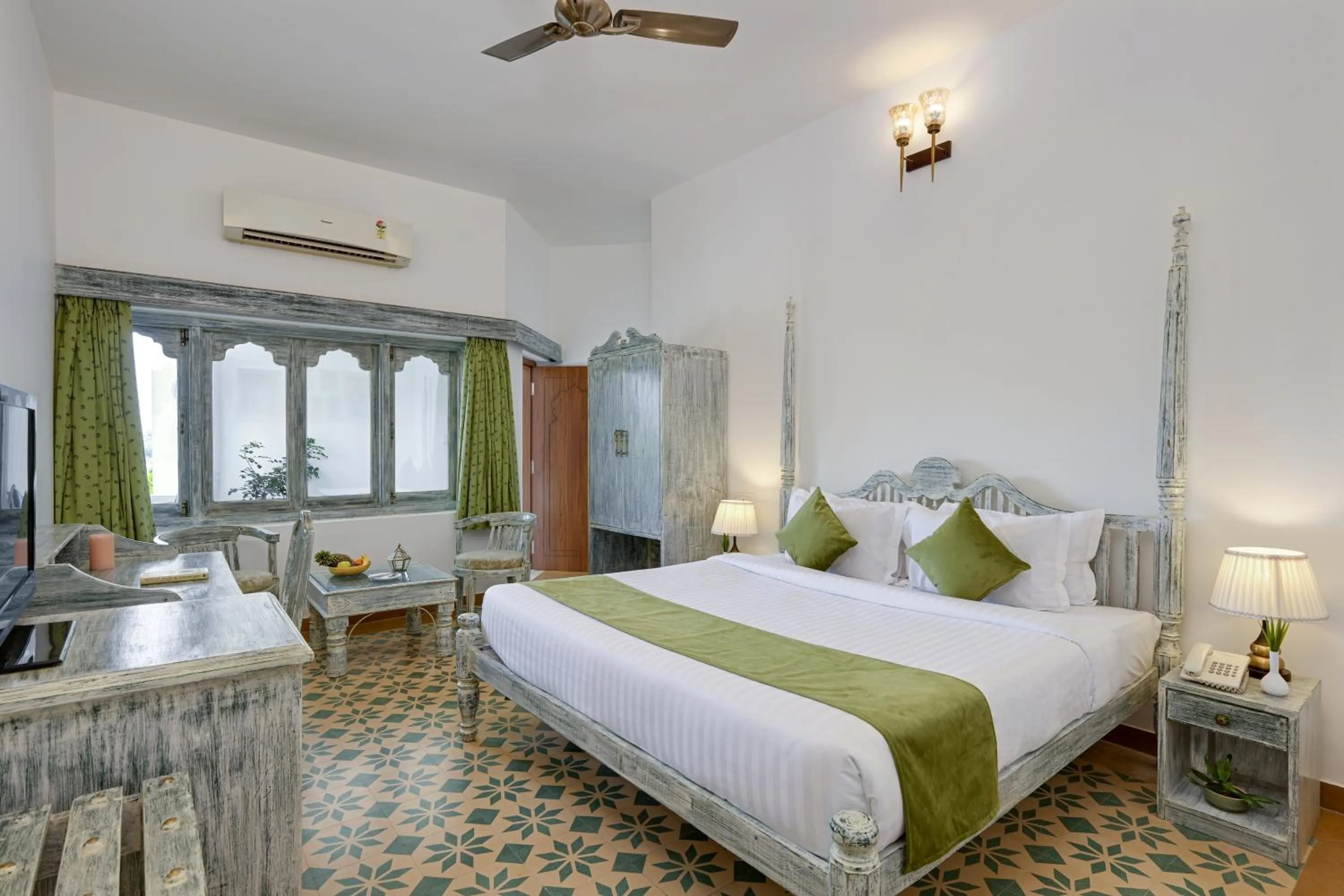 Bedroom, Bed in Swaroop Vilas - Lake Facing Boutique Hotel