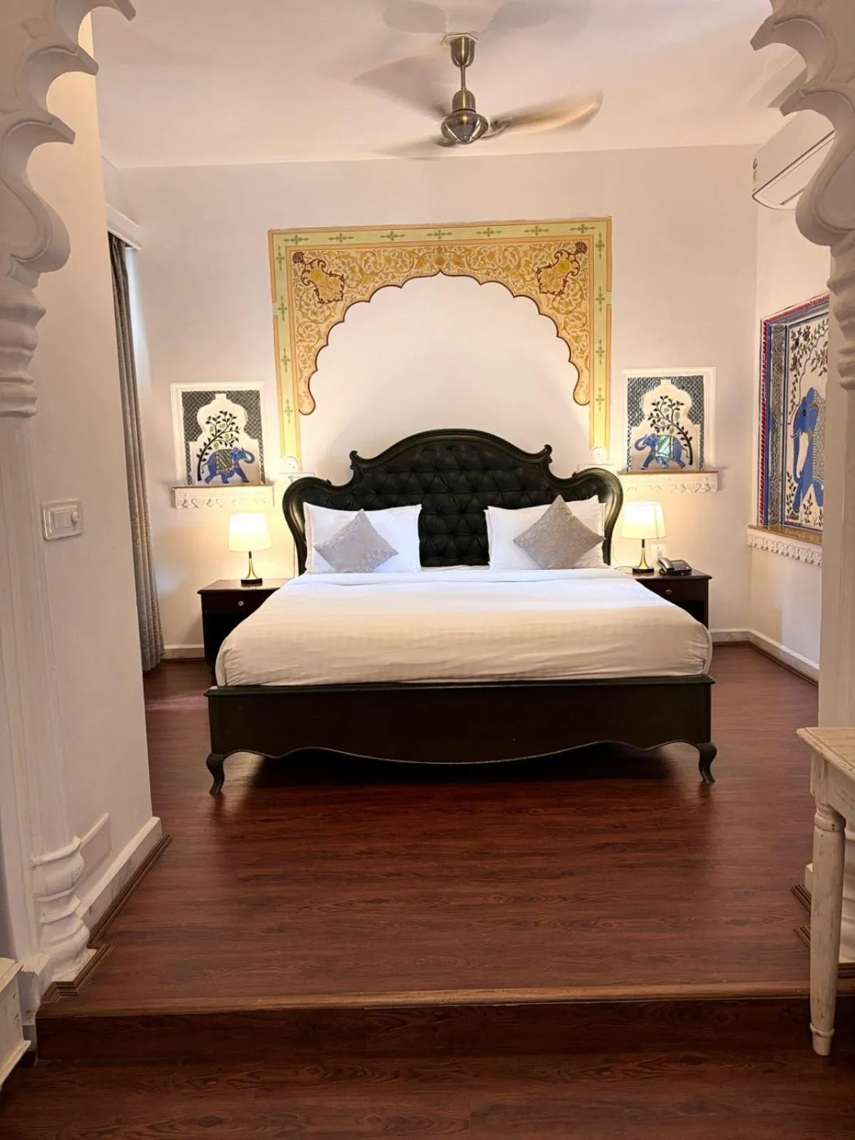 Bed in Swaroop Vilas - Lake Facing Boutique Hotel