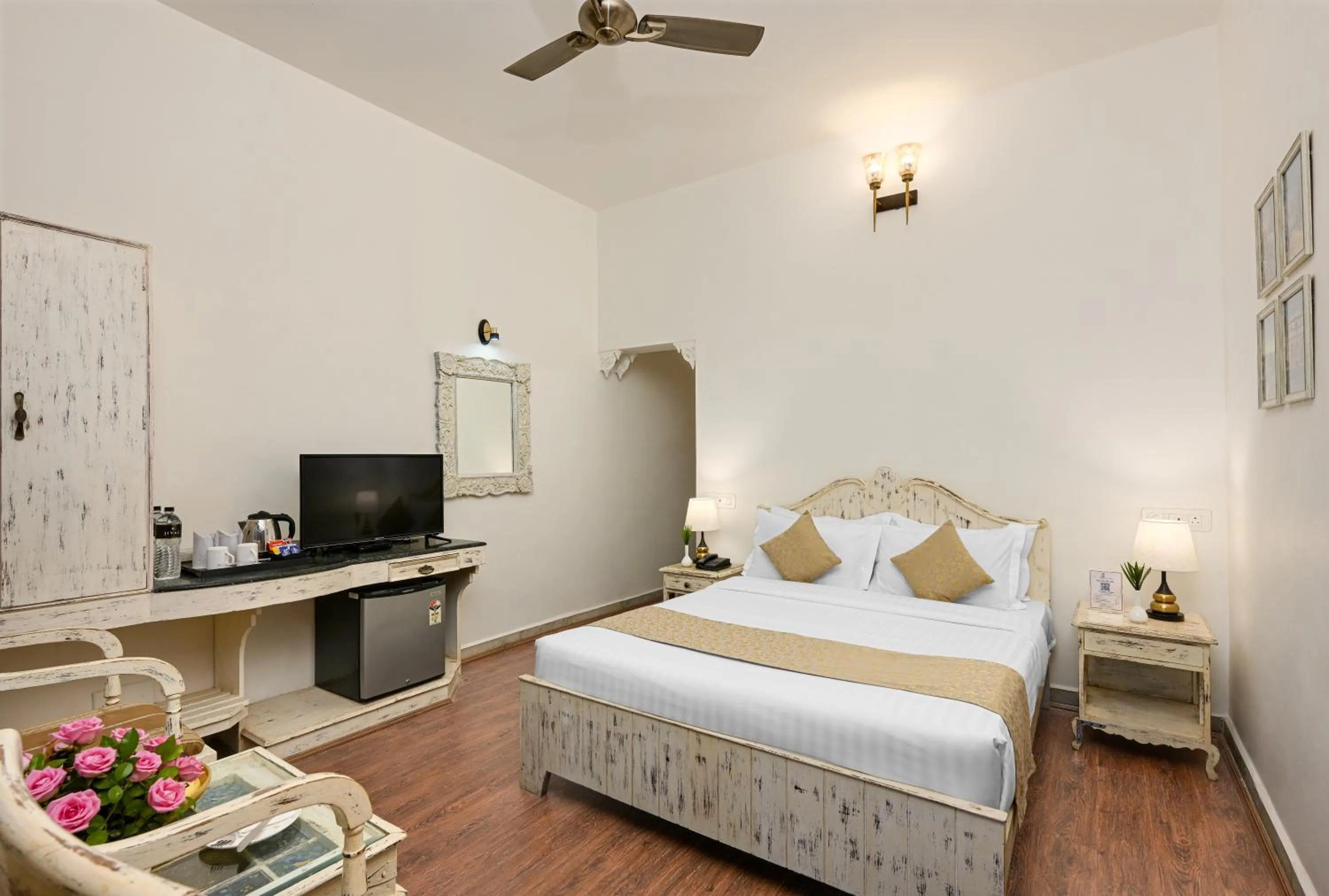 Bedroom, Bed in Swaroop Vilas - Lake Facing Boutique Hotel