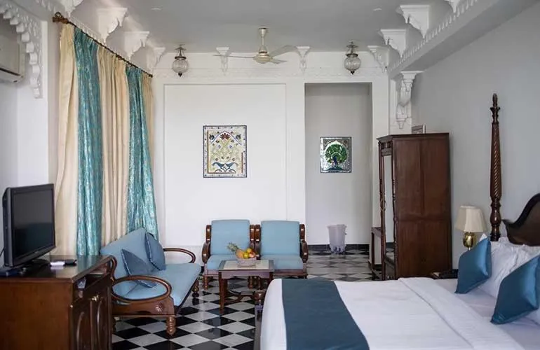Bed in Swaroop Vilas - Lake Facing Boutique Hotel