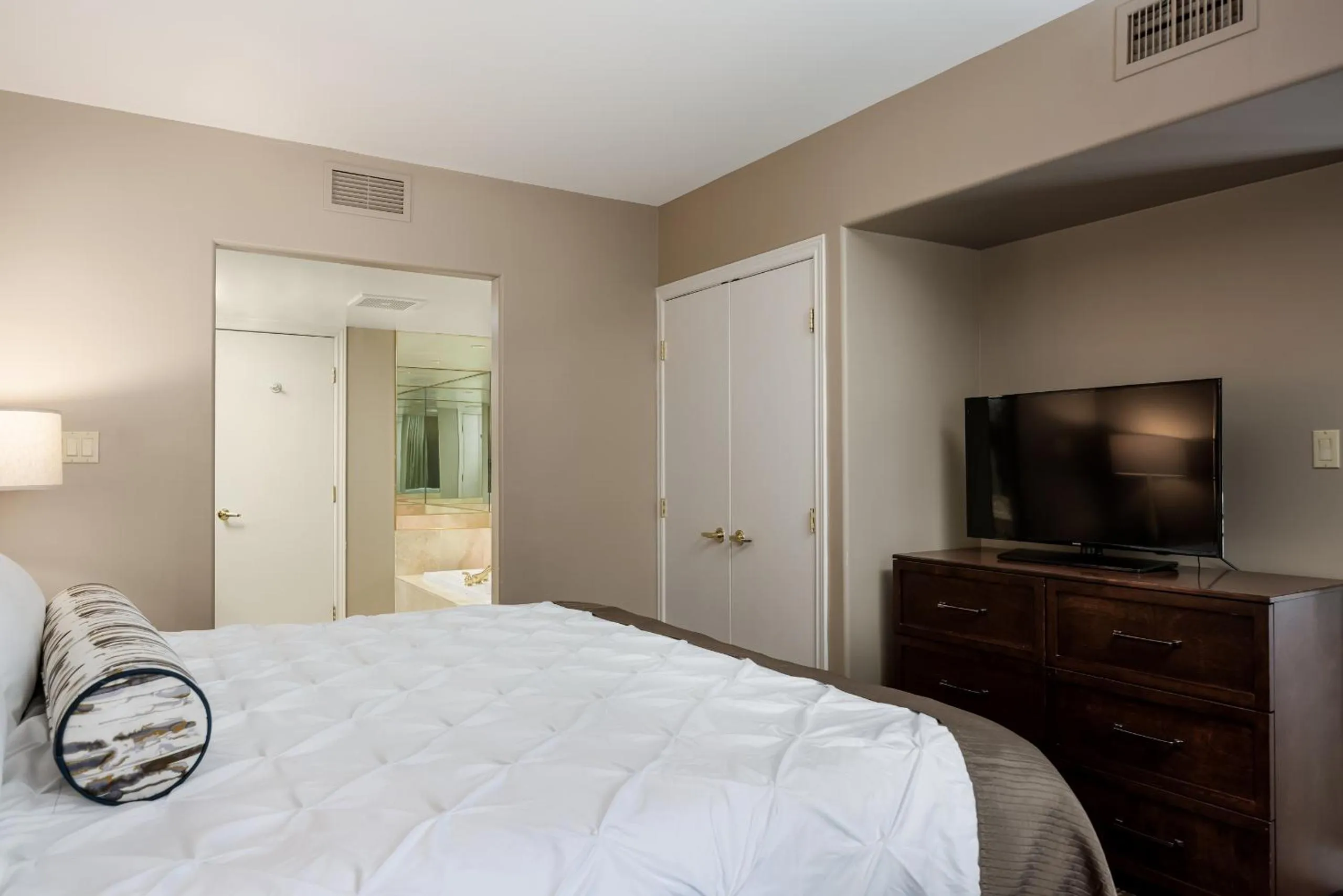 Bed in Horseshoe Valley Suites - The Glade