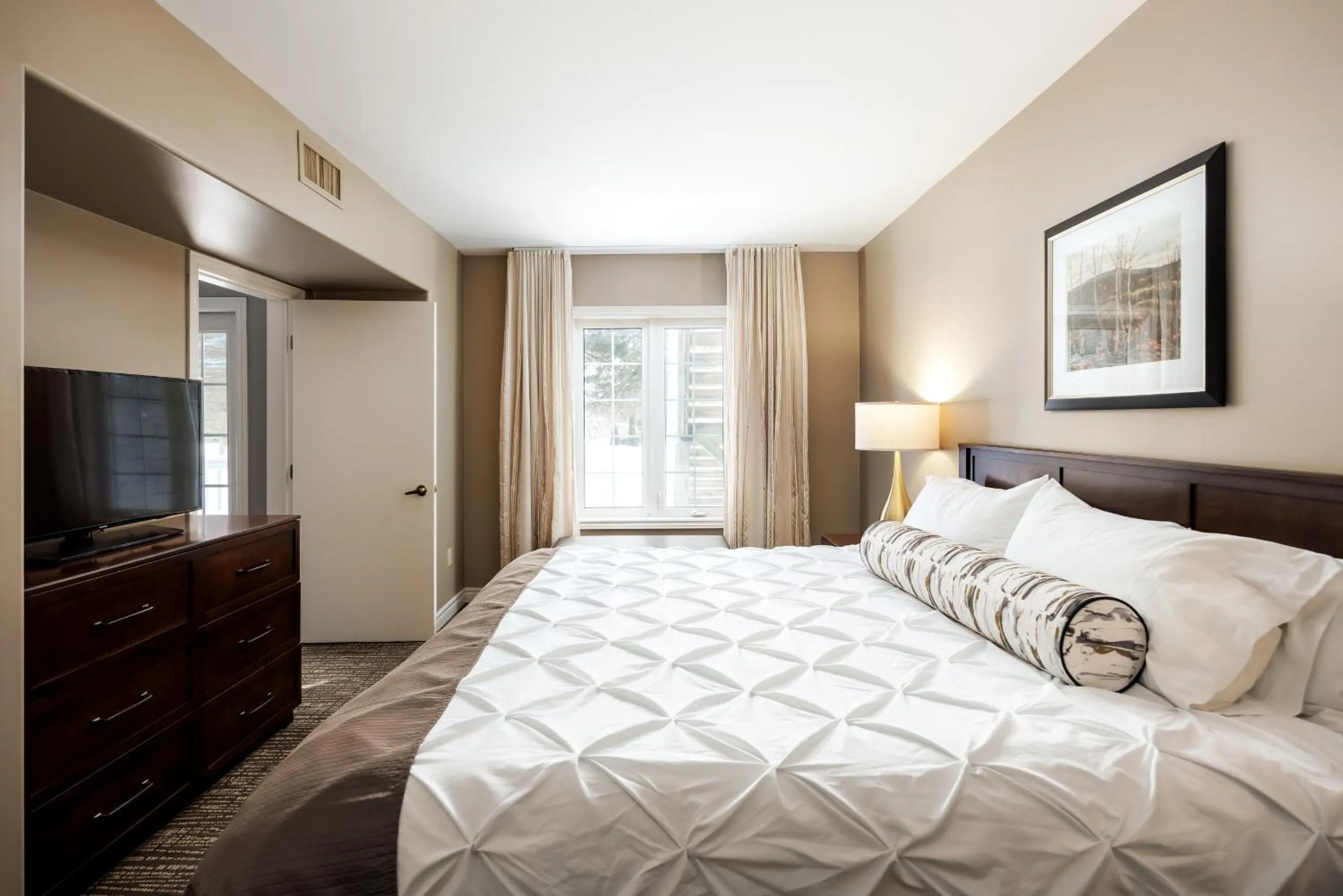 Bed in Horseshoe Valley Suites - The Glade