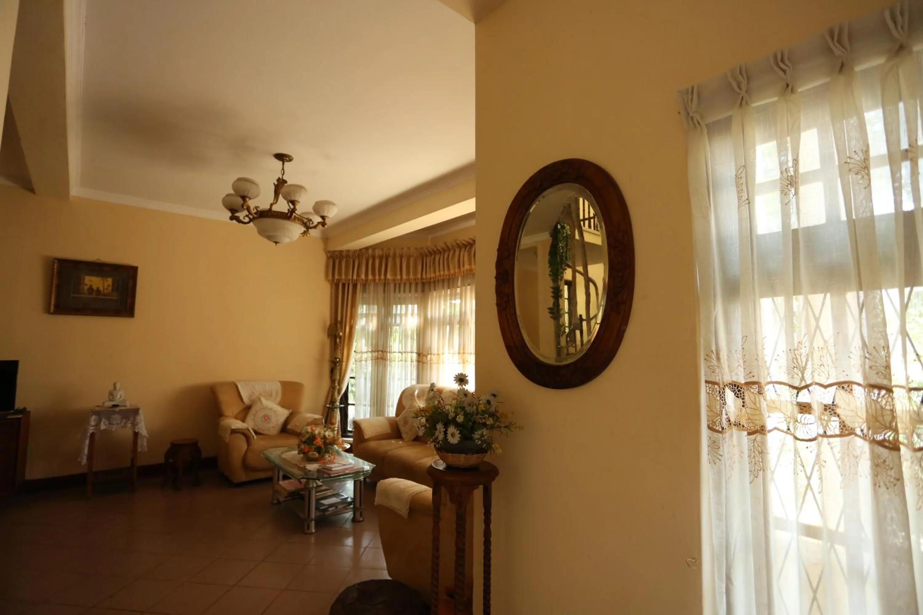 Communal lounge/ TV room in Tree Breeze Inn