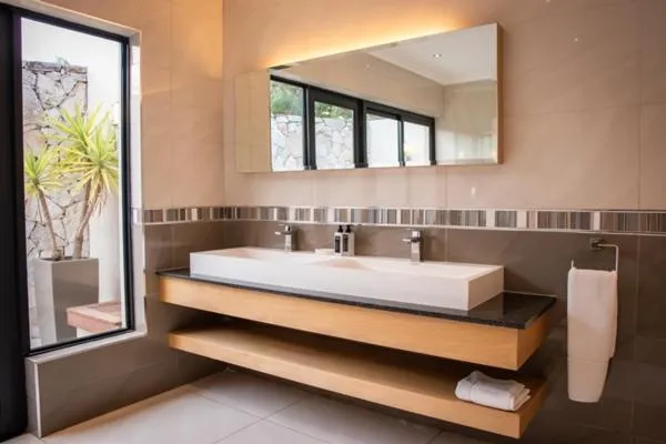 Bathroom, Bed in Africanos Country Estate