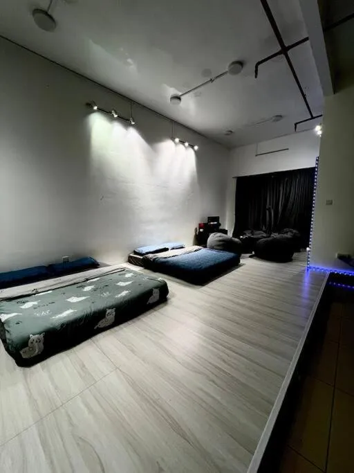 A1501 manhattan Austin 3Queen BED Netflix By STAY