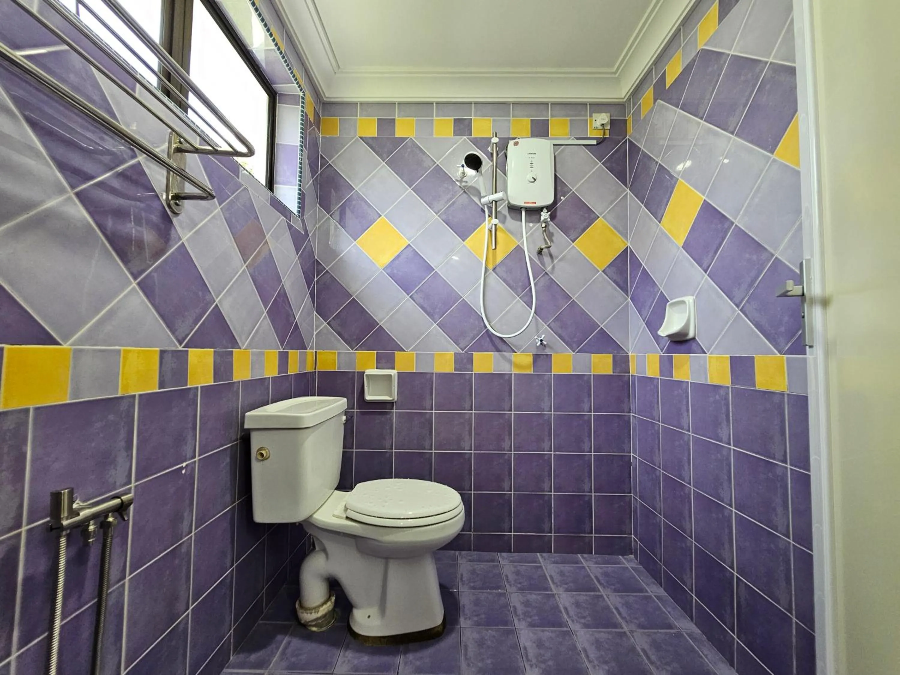 Shower in Cottage Inn Gerik