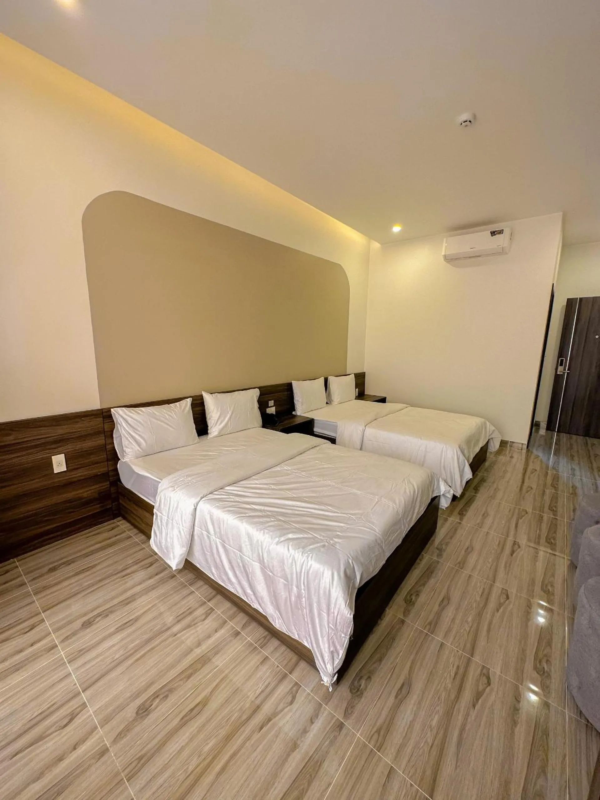 Photo of the whole room, Bed in Tuyet Suong Hotel