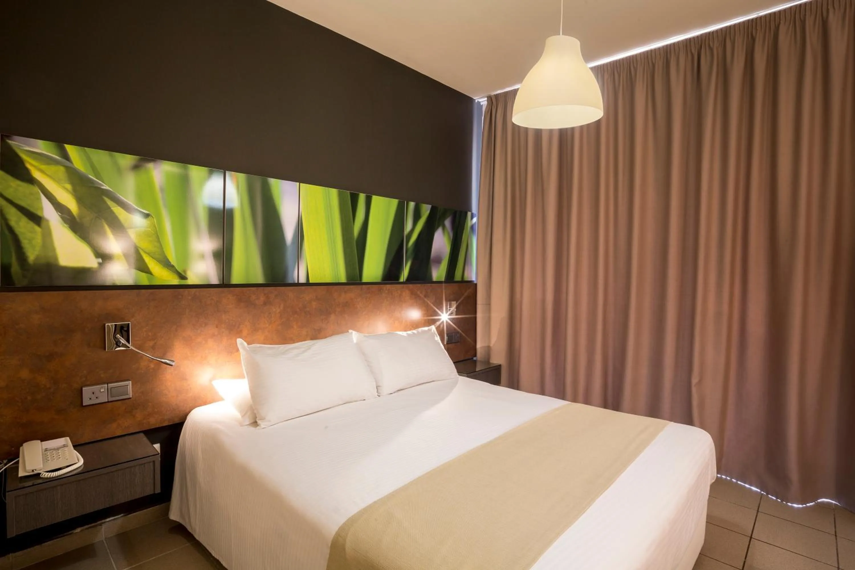 Bedroom, Bed in Mayfair Gardens