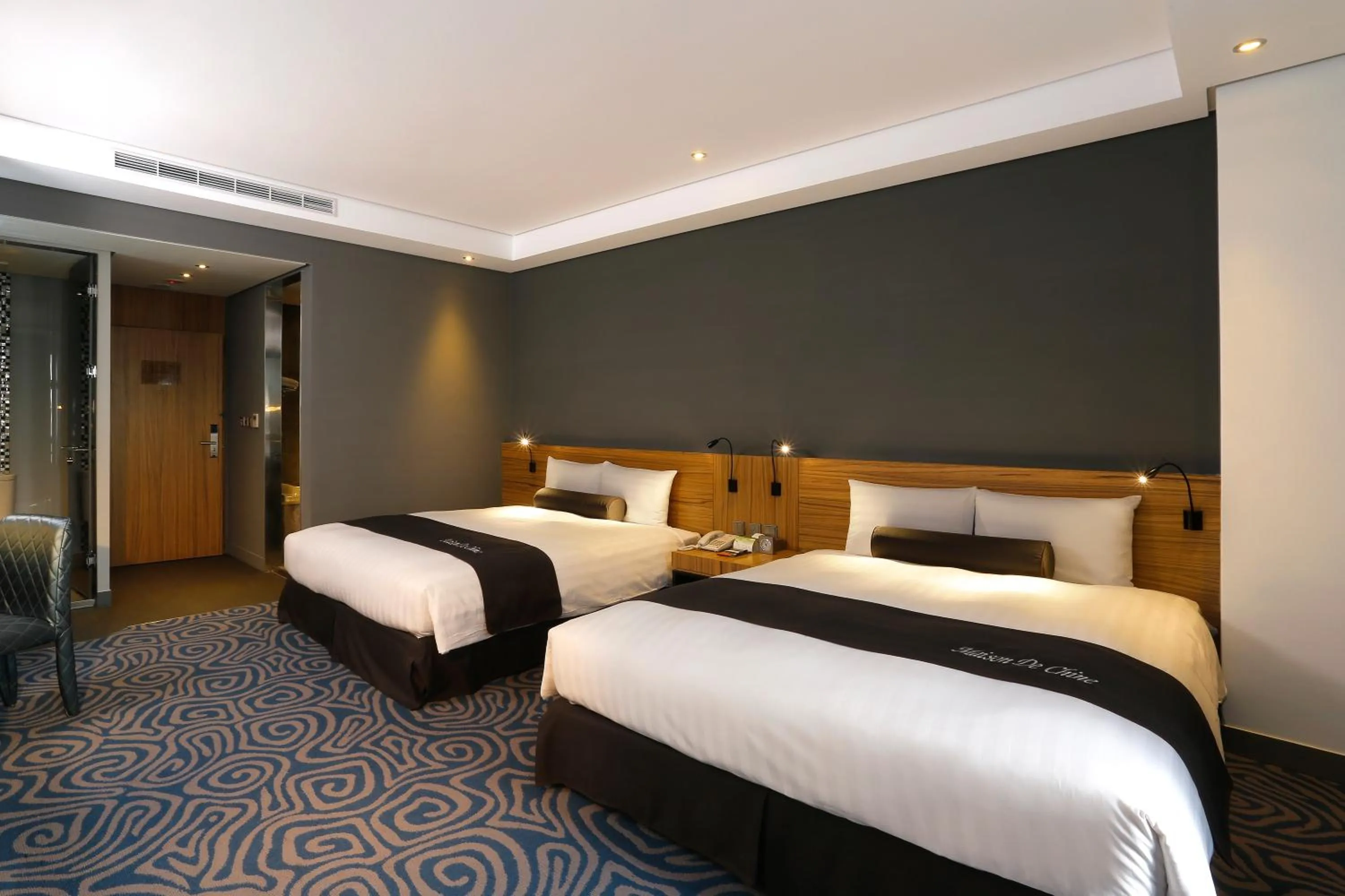 Bed in Golden Tulip - Aesthetics