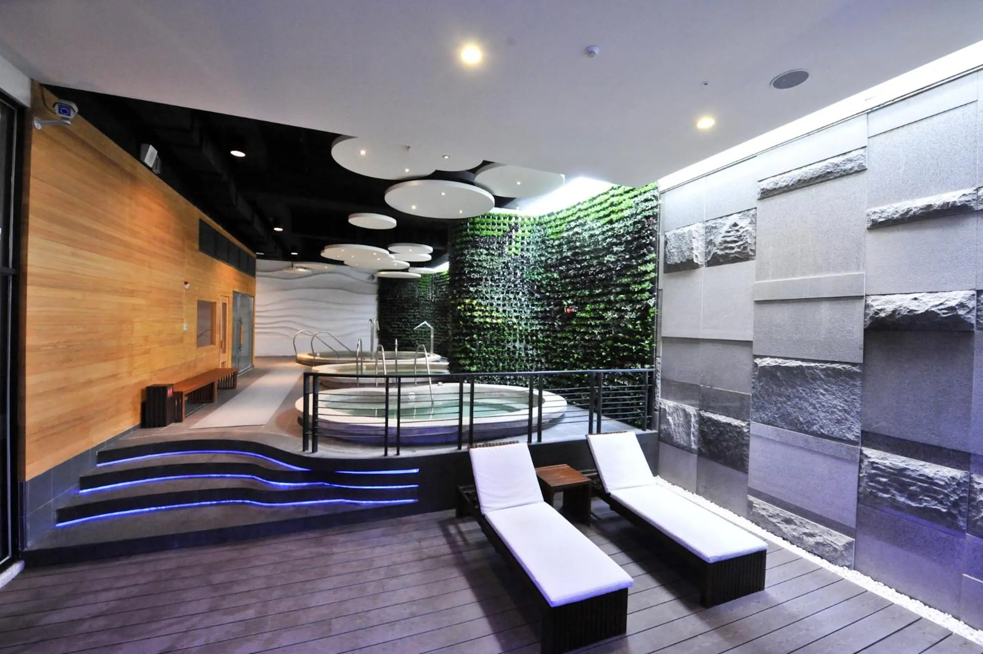 Hot Tub in Golden Tulip - Aesthetics