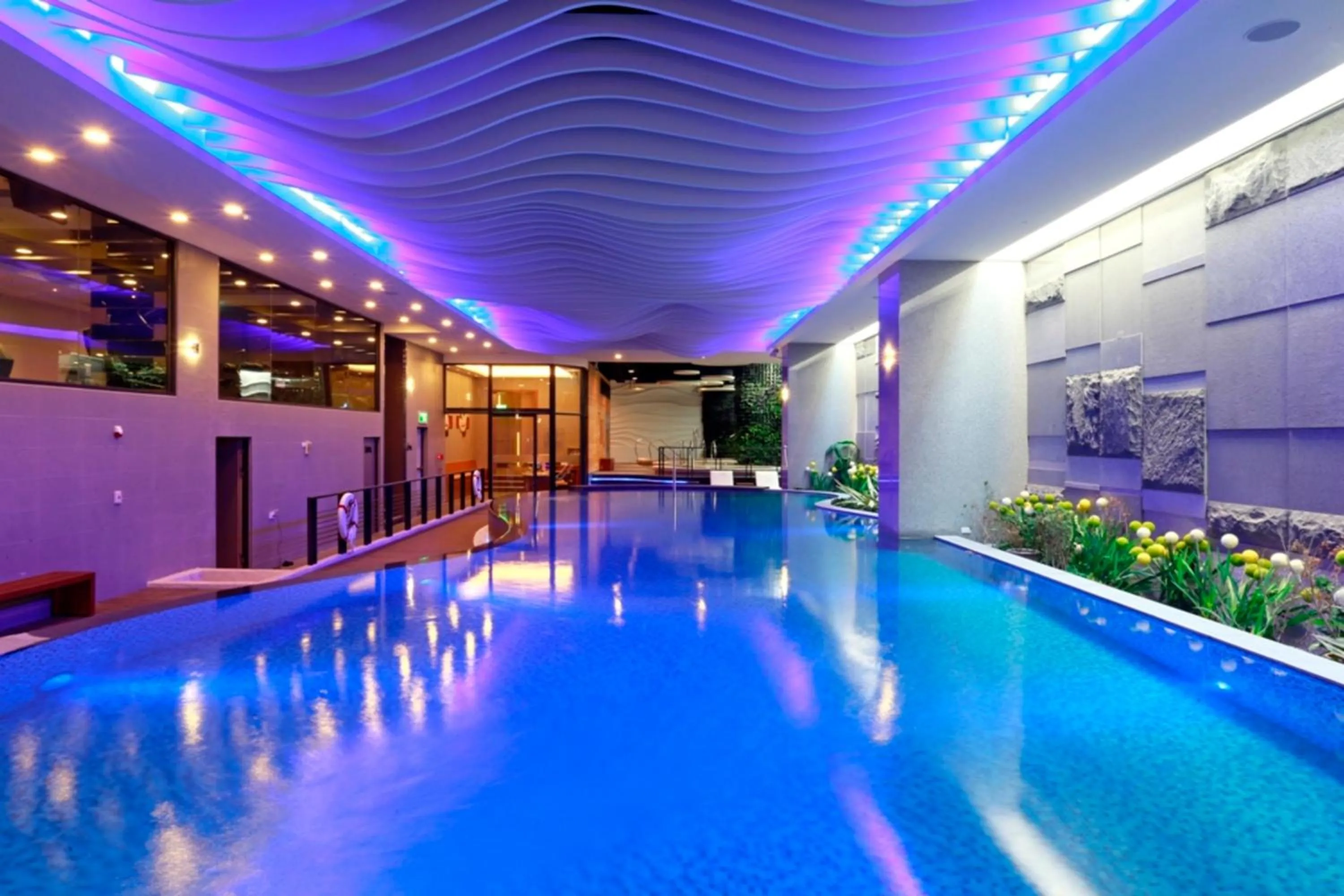 Swimming pool in Golden Tulip - Aesthetics