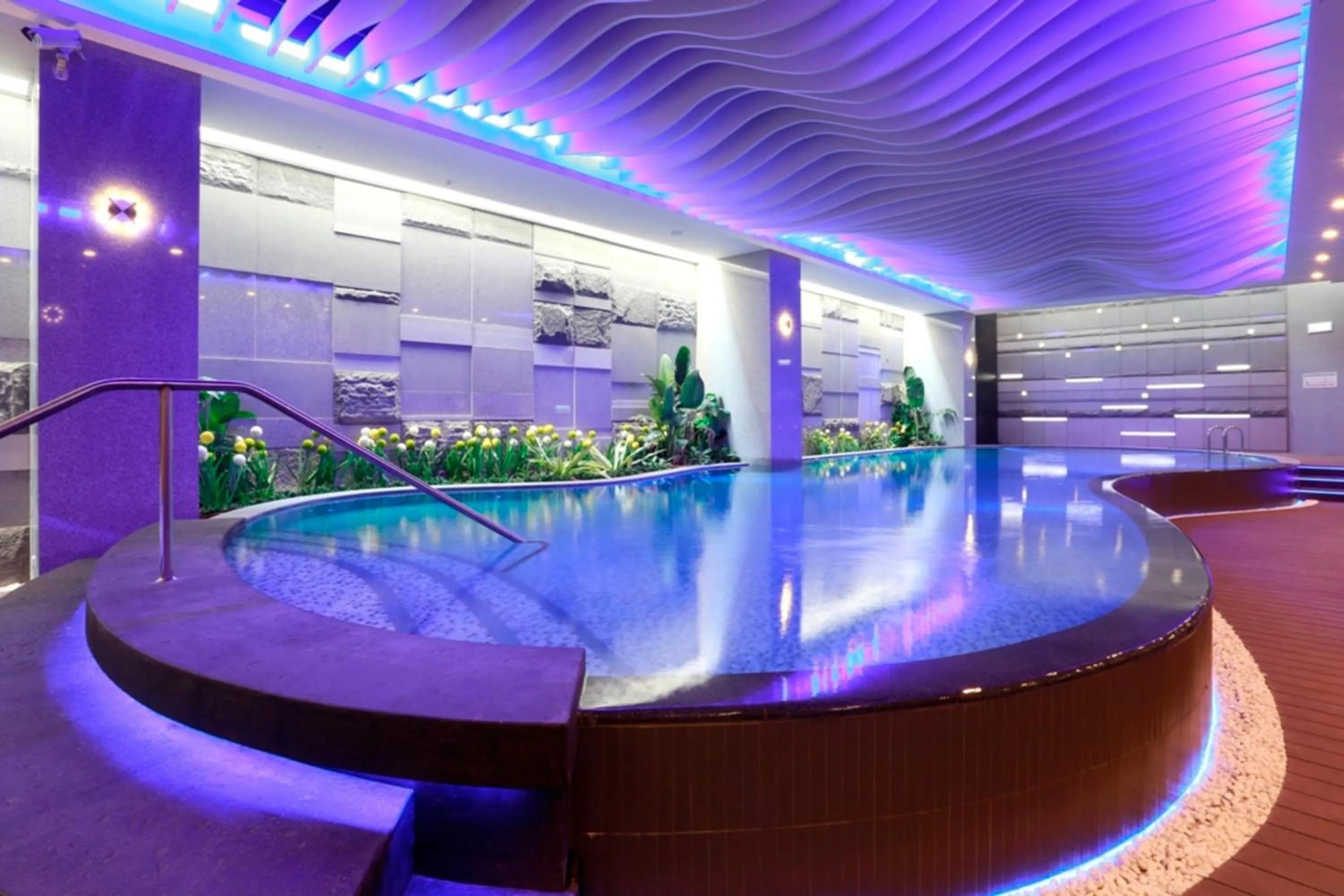 Swimming pool in Golden Tulip - Aesthetics